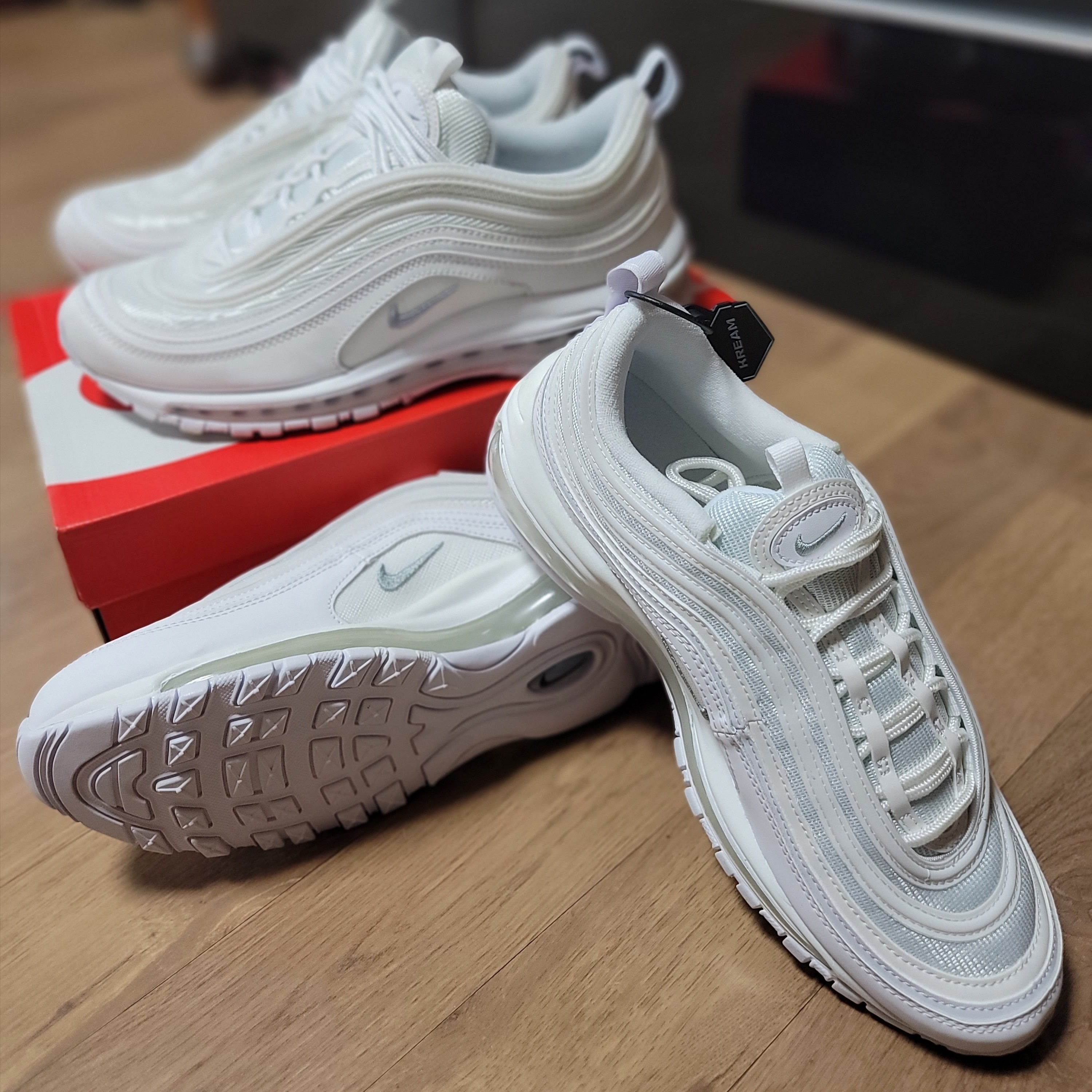 Nike Air Max 97 Triple White Wolf Grey 착용 스타일