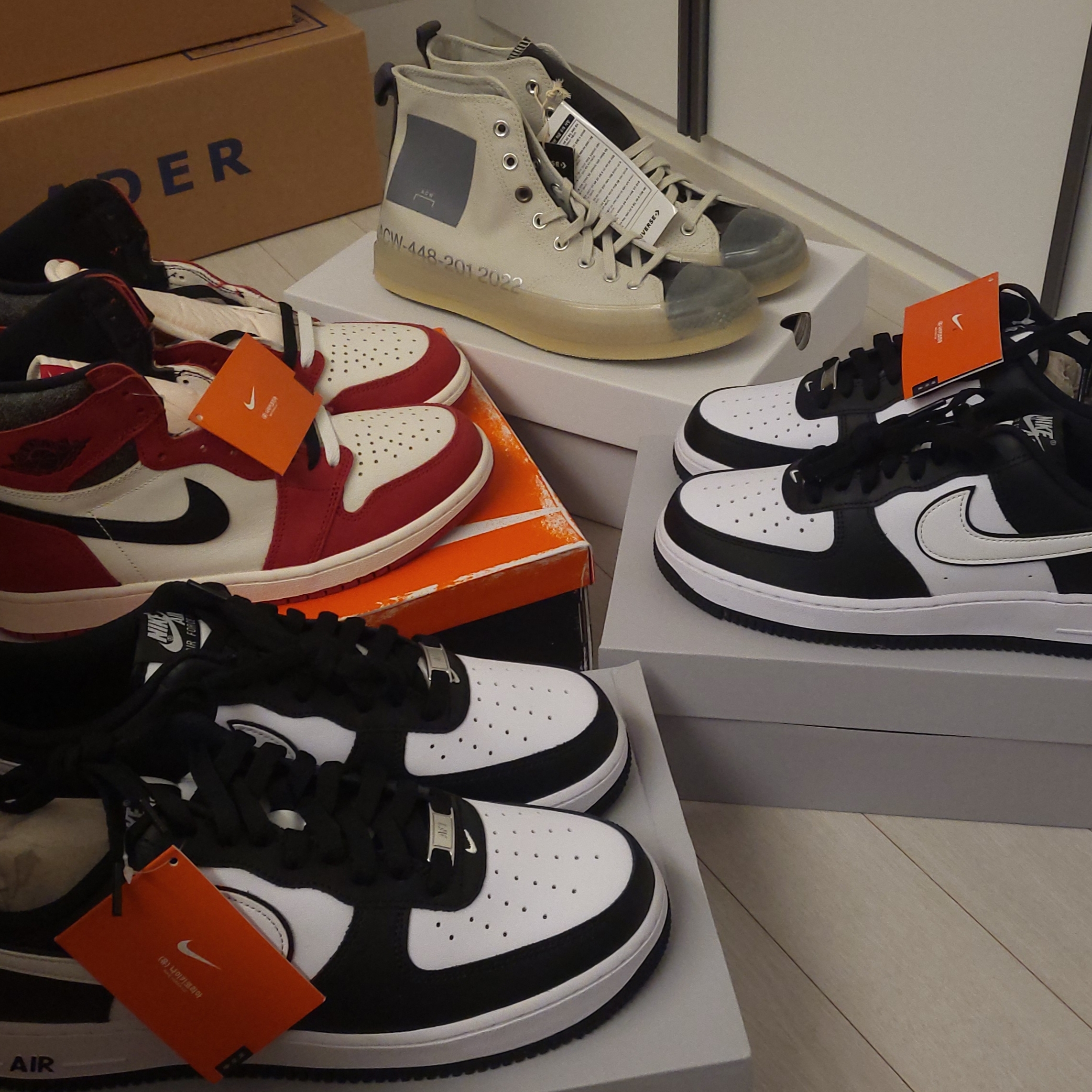 Jordan 1 Retro High OG Chicago 2022, Nike Air Force 1 '07 Black White 착용 스타일