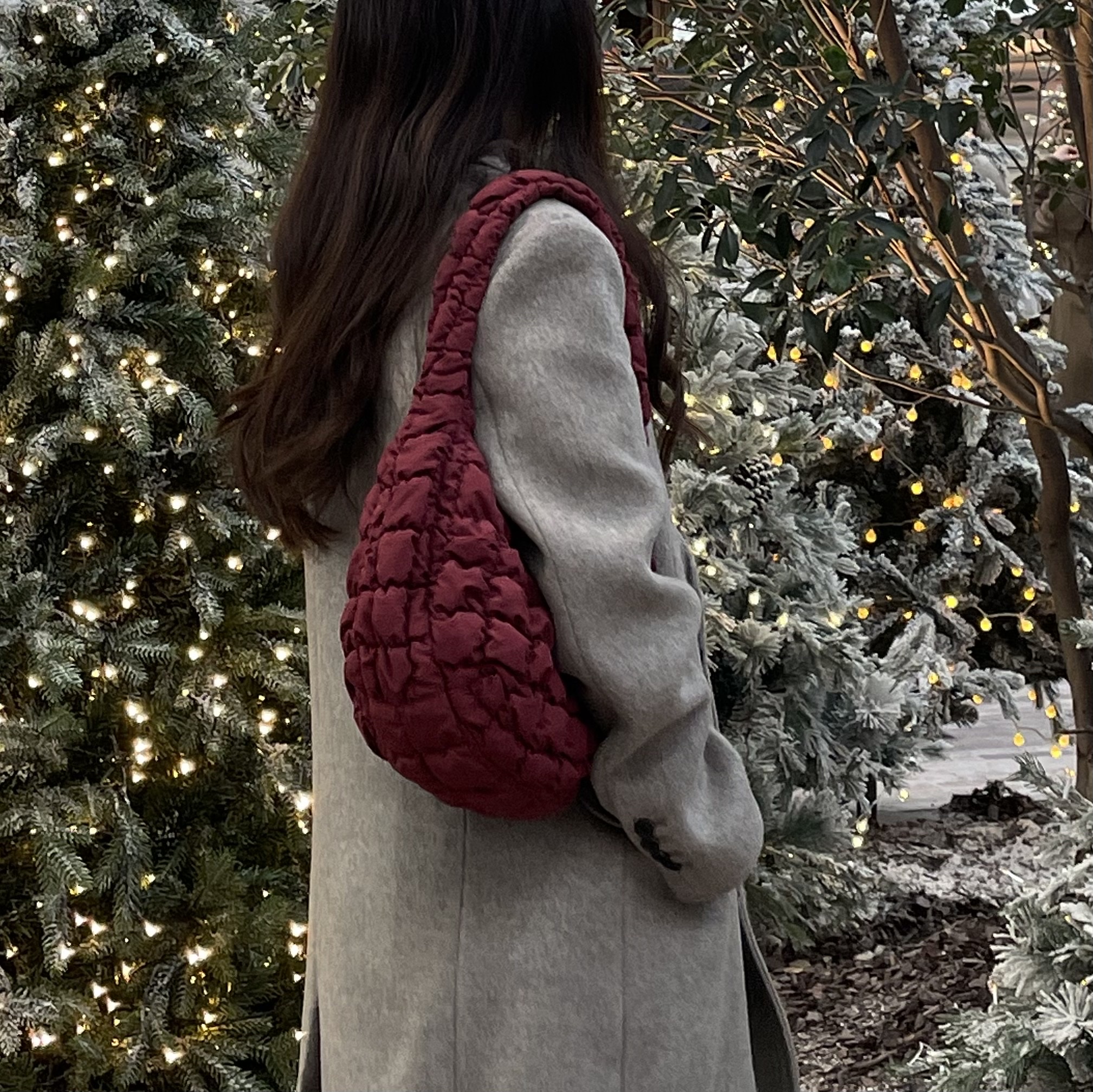 COS Quilted Mini Bag Burgundy 착용 스타일 - 2