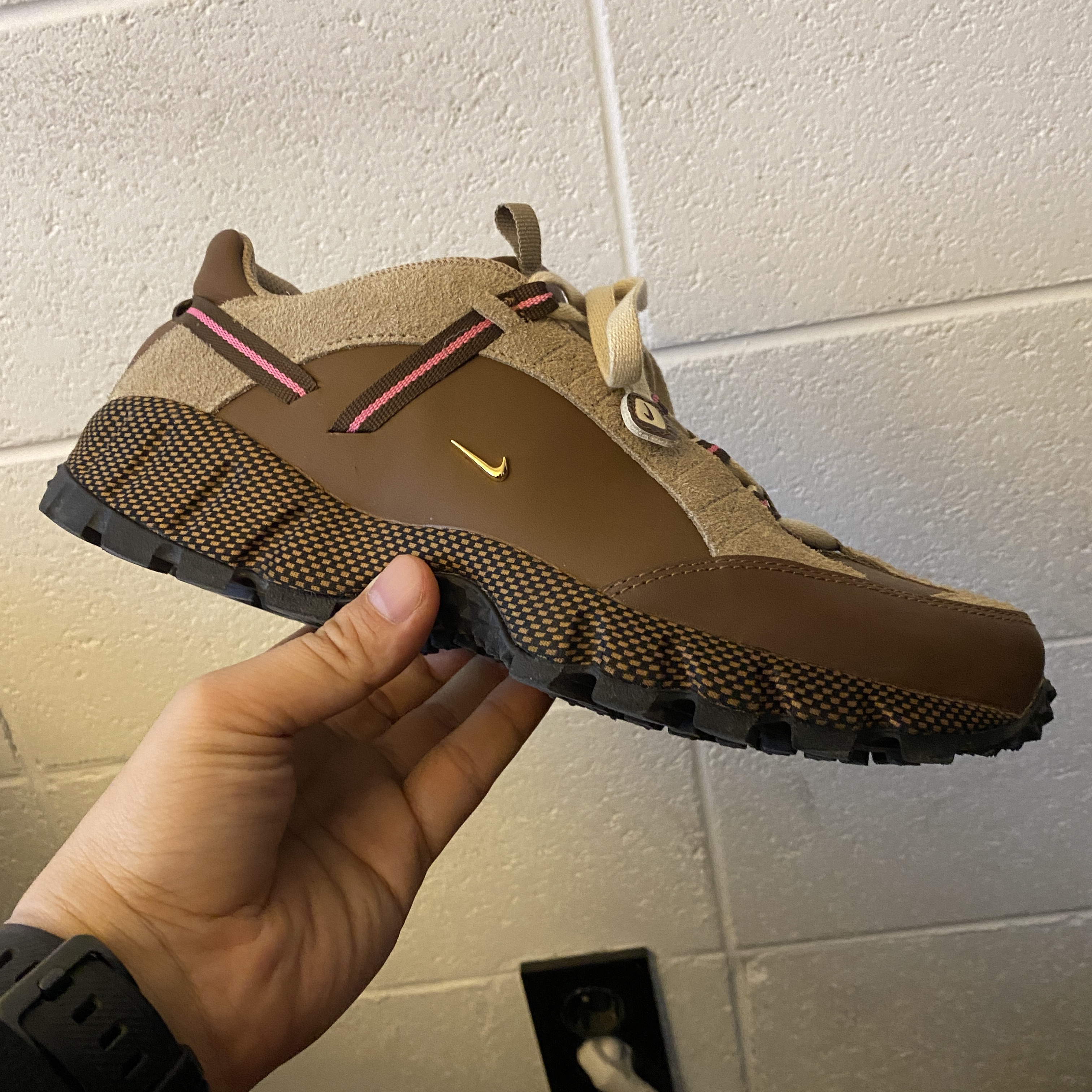 Nike x Jacquemus Air Humara LX Ale Brown and Gold 착용 스타일 - 1