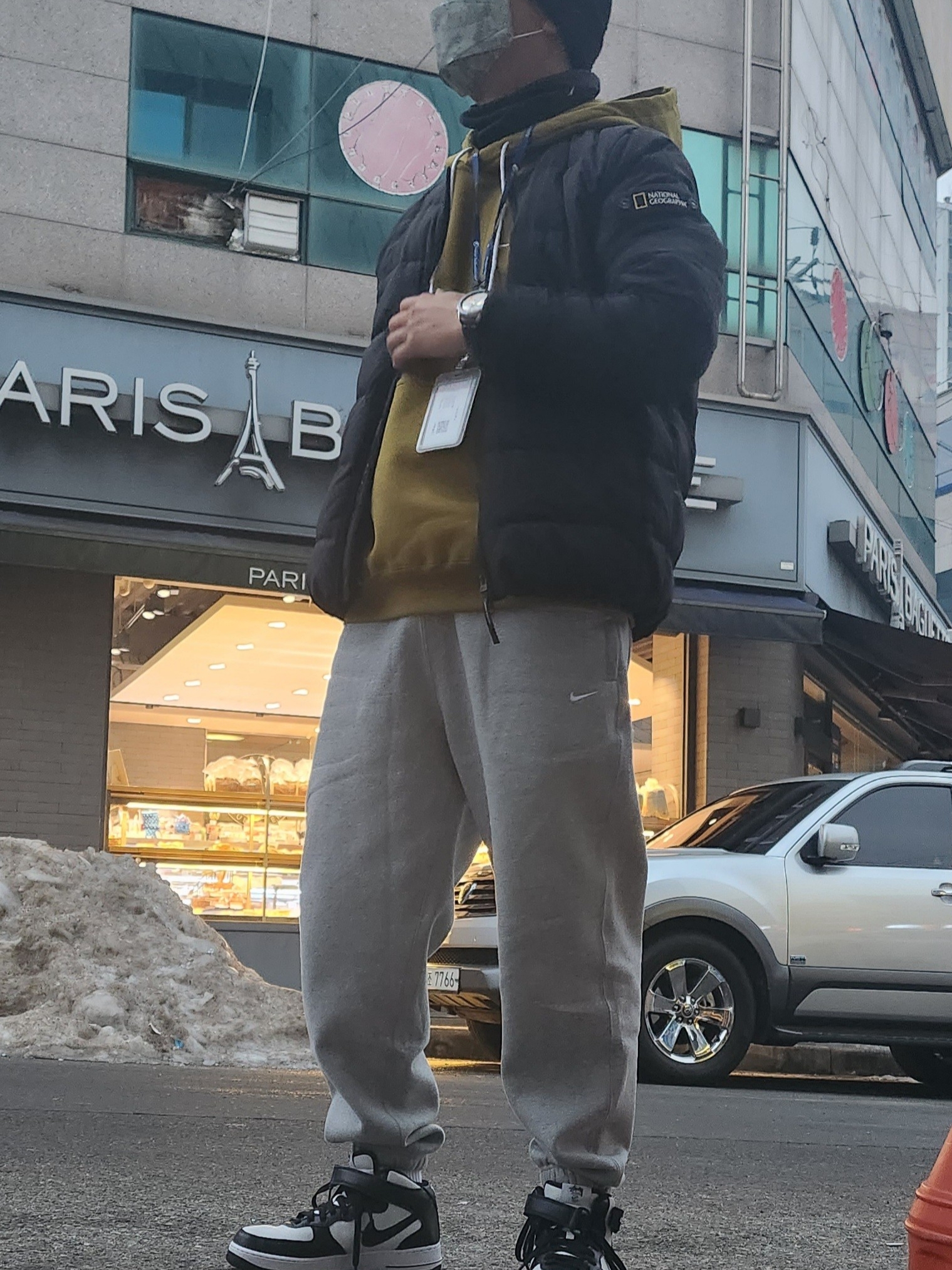 Nike x Stussy Air Force 1 '07 Mid SP Black and Light Bone, Nike NRG Solo Swoosh Fleece Pants Dark Grey Heather - Asia 착용 스타일 - 1