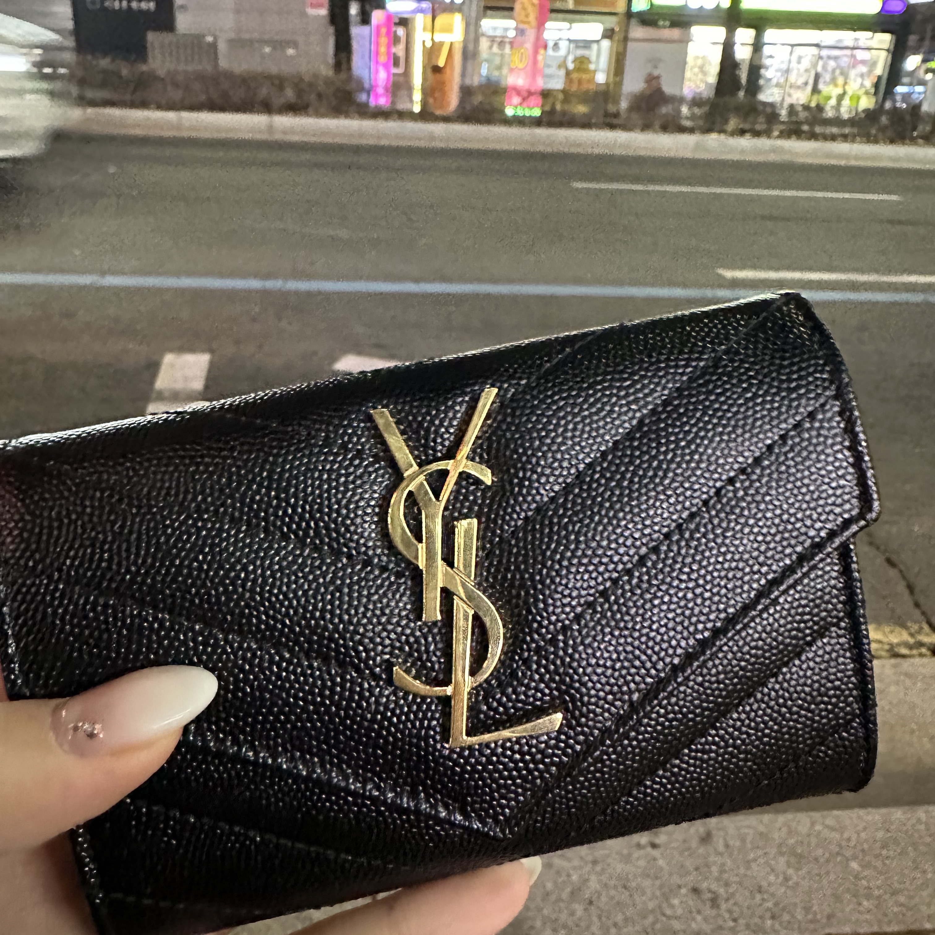 Saint Laurent Cassandre Matelasse Small Envelope Wallet in Grain de Poudre Embossed Leather Black Gold 착용 스타일
