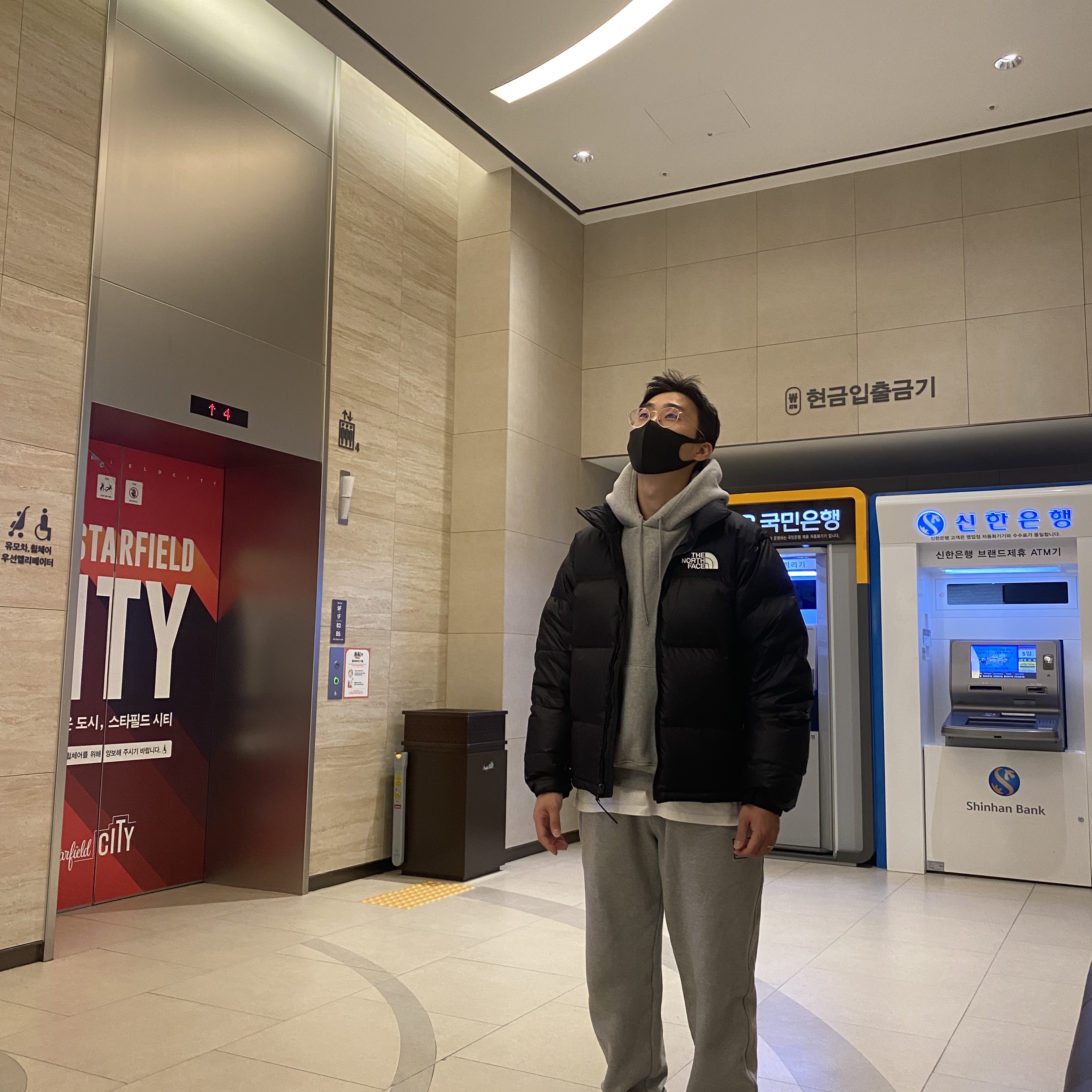 Jordan 1 x Off-White Retro High Chicago The Ten, The North Face 1996 Eco Nuptse Jacket Black 착용 스타일 - 1