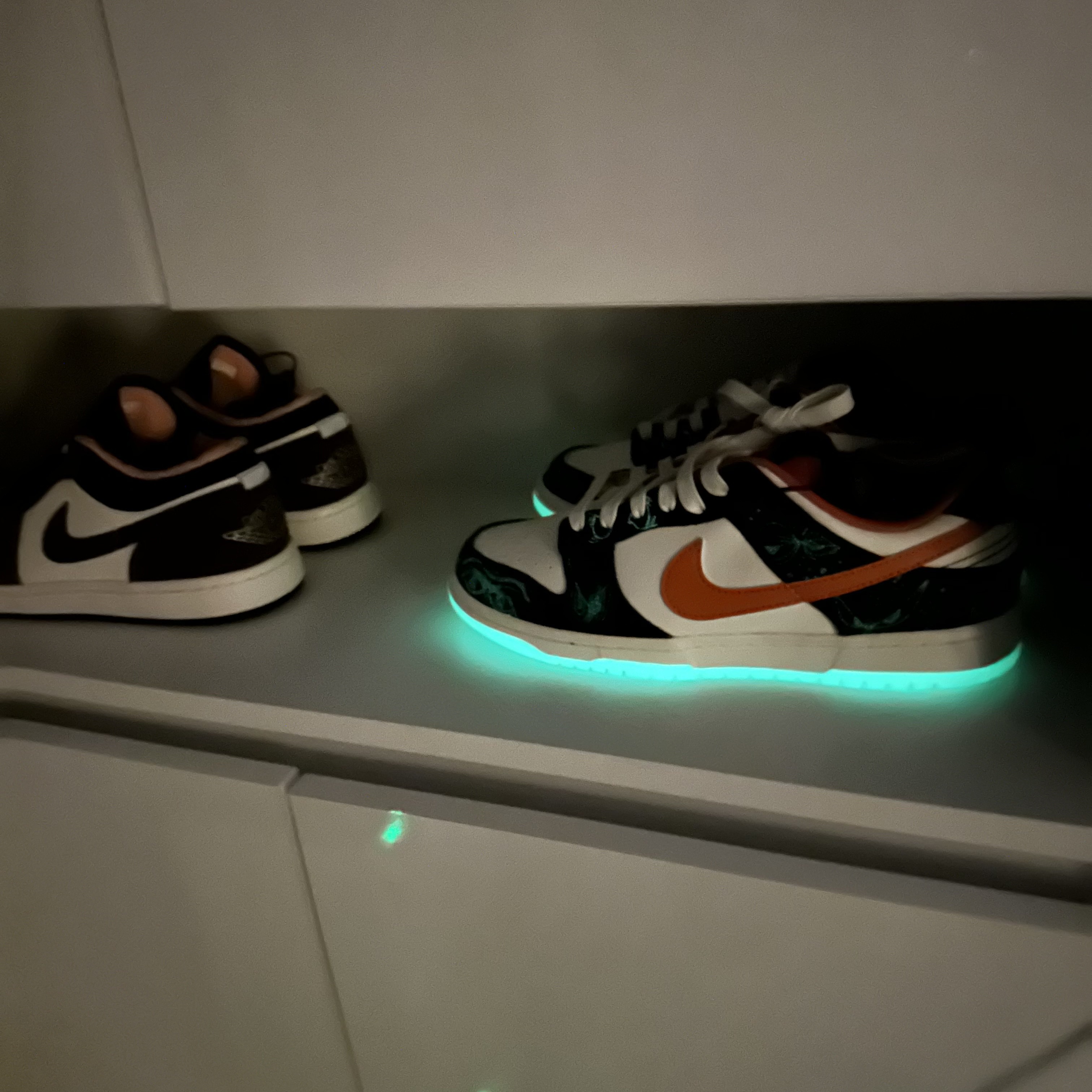 Nike Dunk Low Retro PRM Halloween, Jordan 1 Low SE Chocolate Bliss 착용 스타일 - 1