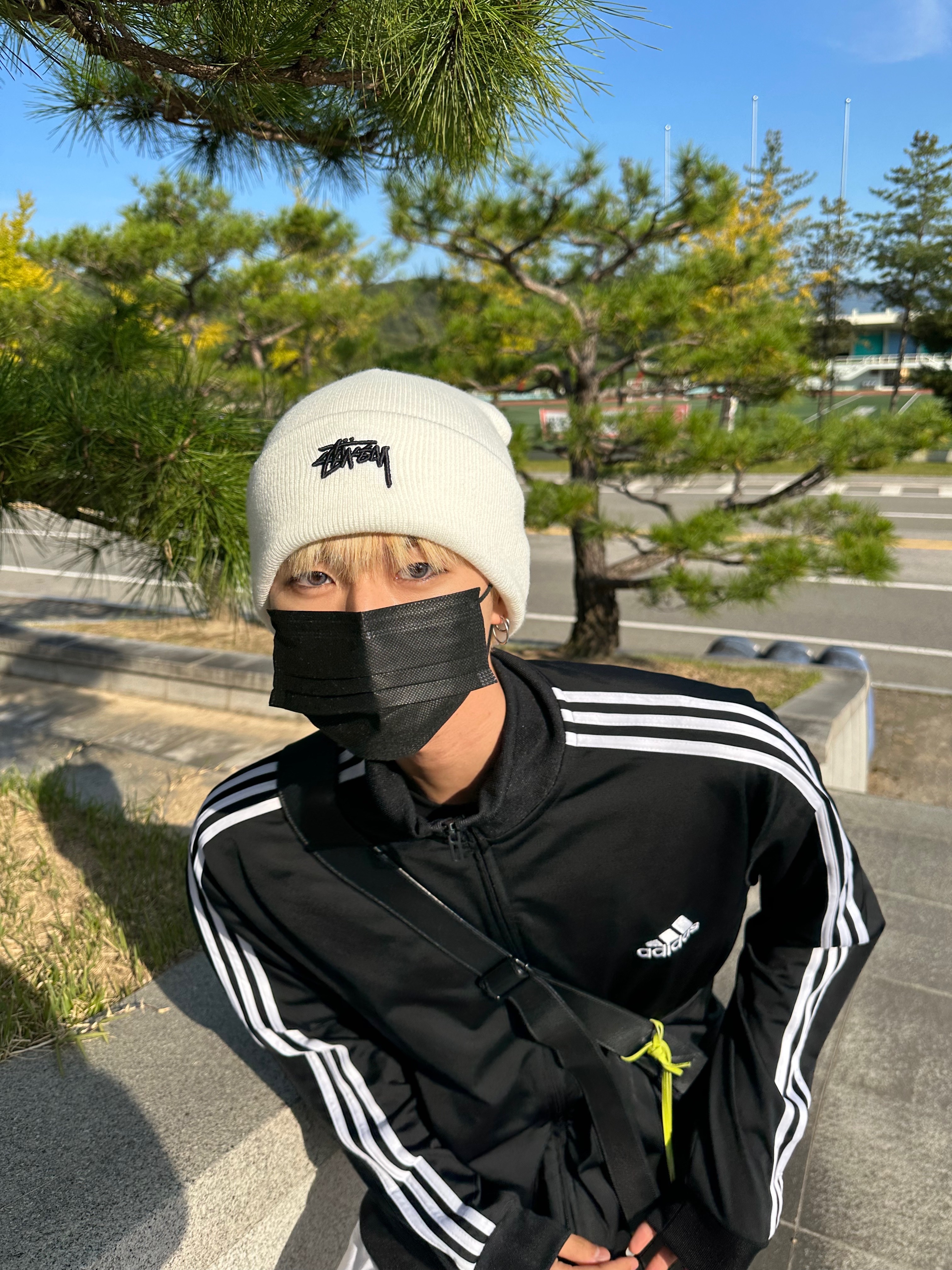 Nike x Stussy Cuff Beanie White, Jordan 4 Retro White and Black 착용 스타일 - 1