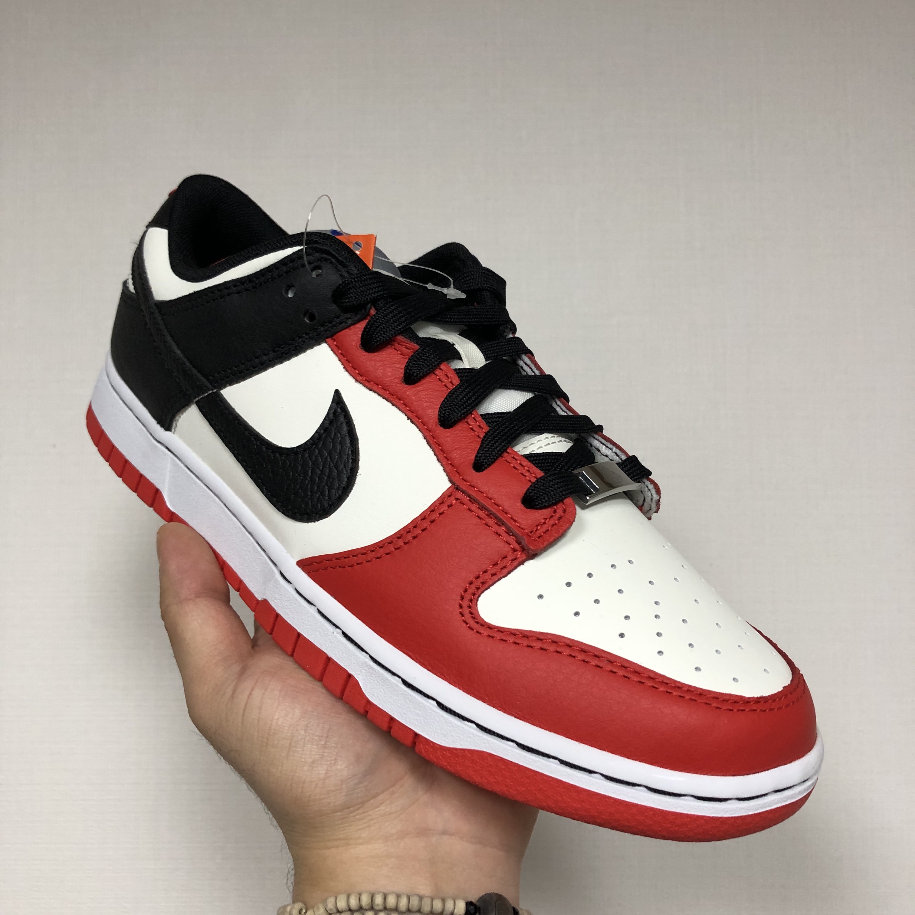 Nike x NBA Dunk Low Retro EMB Black and Chile Red 착용 스타일