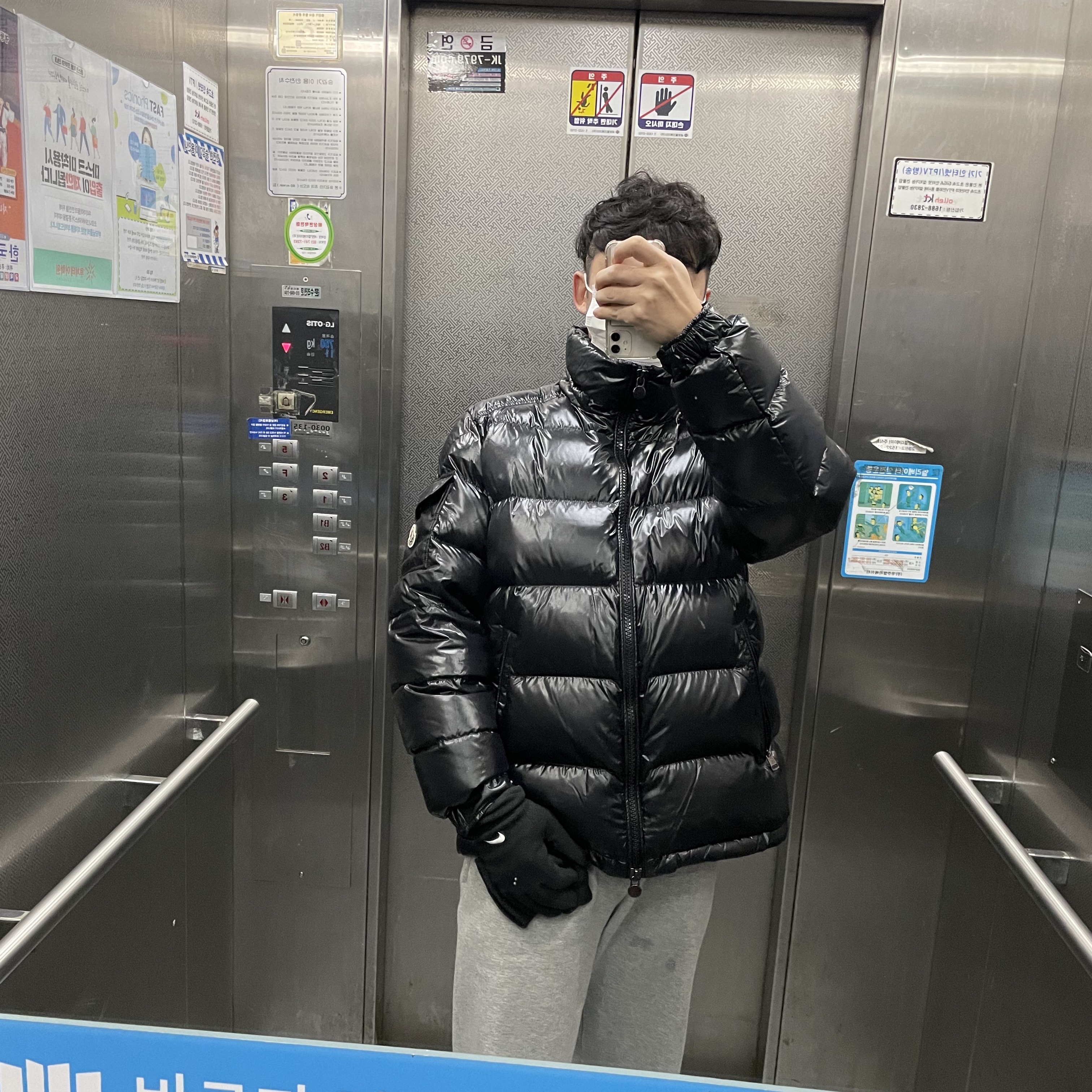 Moncler Maya Short Down Jacket Black - 22FW 착용 스타일 - 2