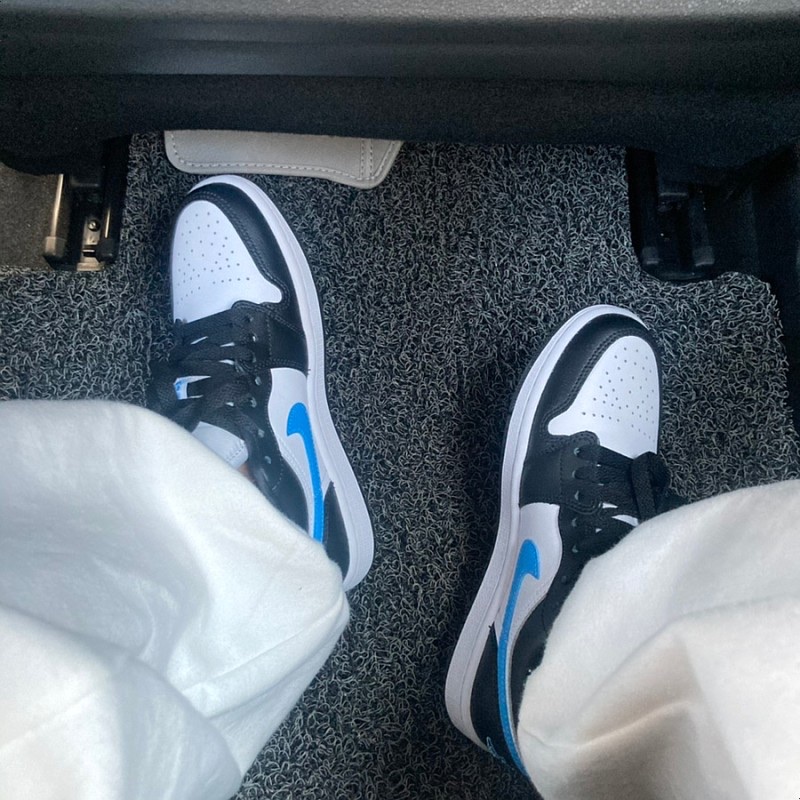 (W) Jordan 1 Low Black University Blue 착용 스타일