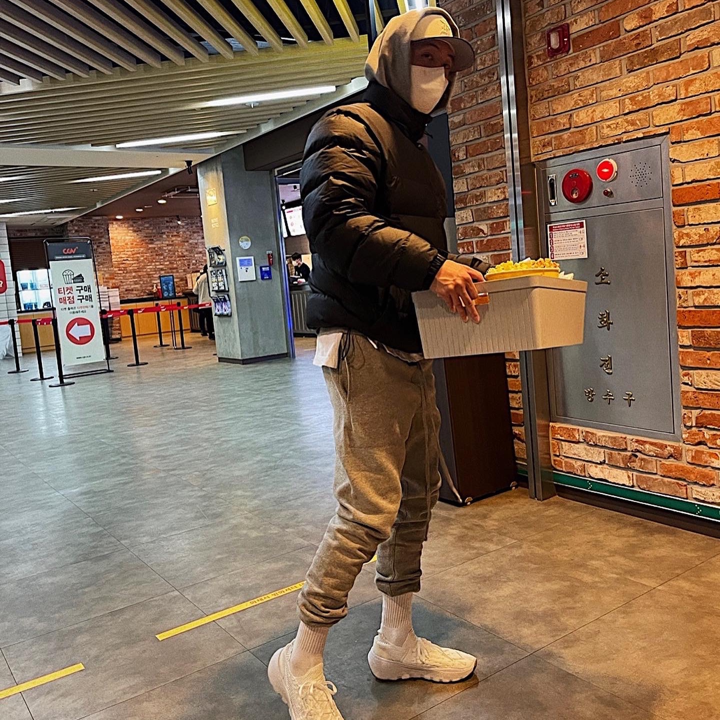 The North Face 1992 Nuptse Jacket Black, Essentials 1977 Hoodie Dark Oatmeal - 22SS 착용 스타일 - 2