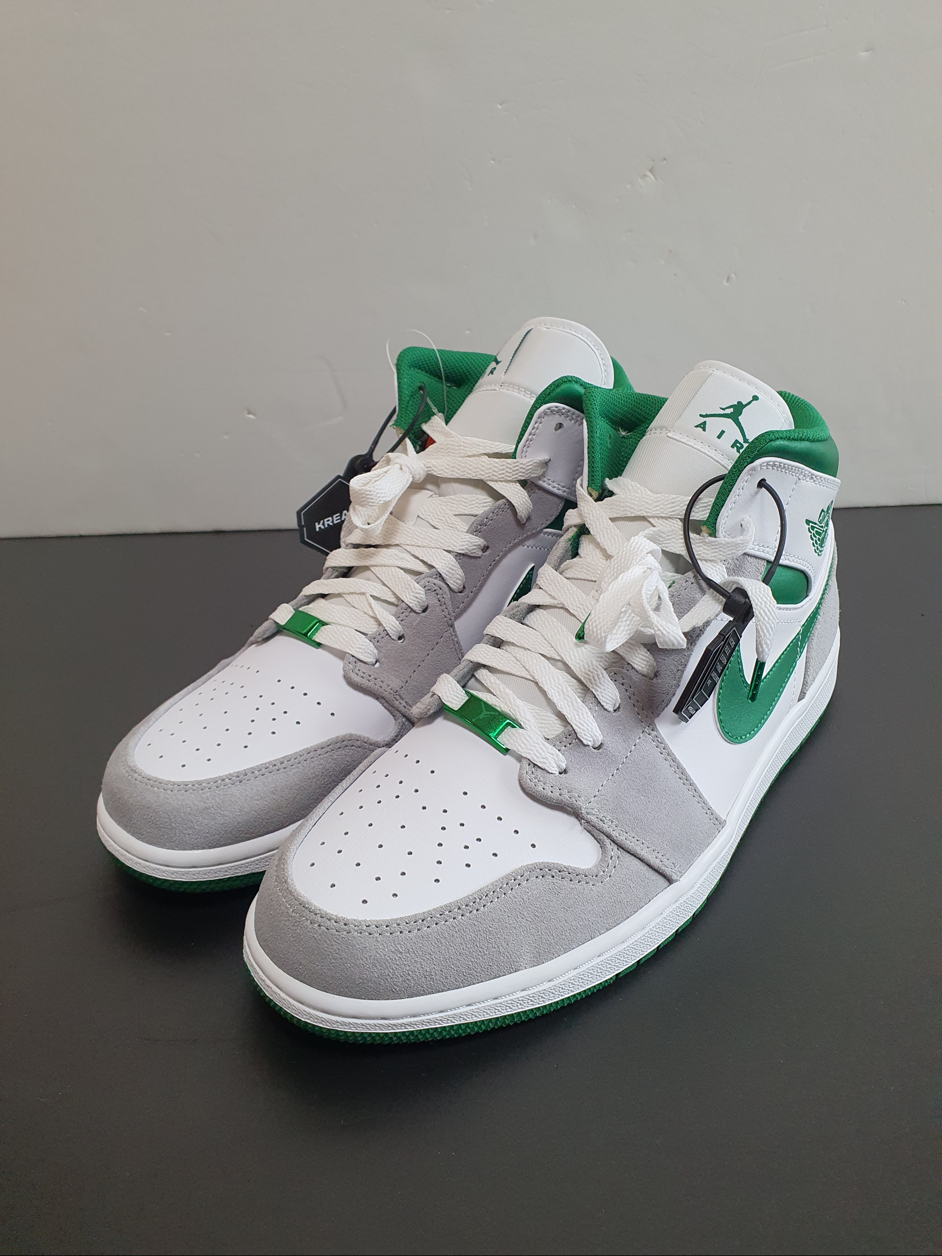 Jordan 1 Mid SE Pine Green Light Smoke Grey 착용 스타일 - 1