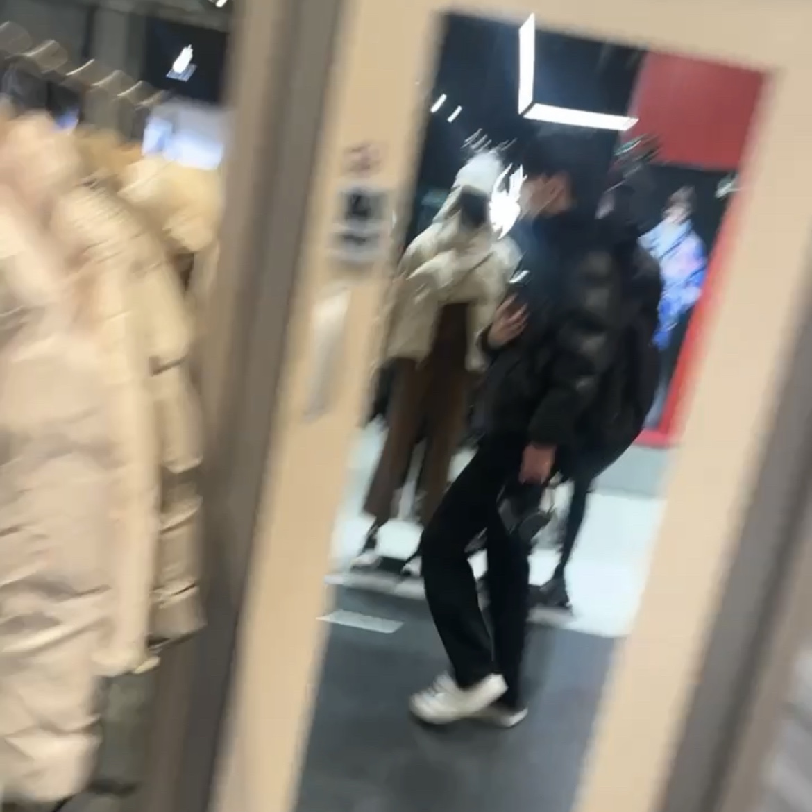 Apple AirPods Max Lightning Space Gray (Korean Ver.), (W) Nike Air Force 1 '07 Low White 착용 스타일