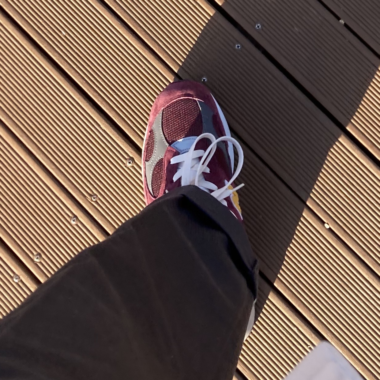 New Balance 992 Made in USA Burgundy Gold 착용 스타일