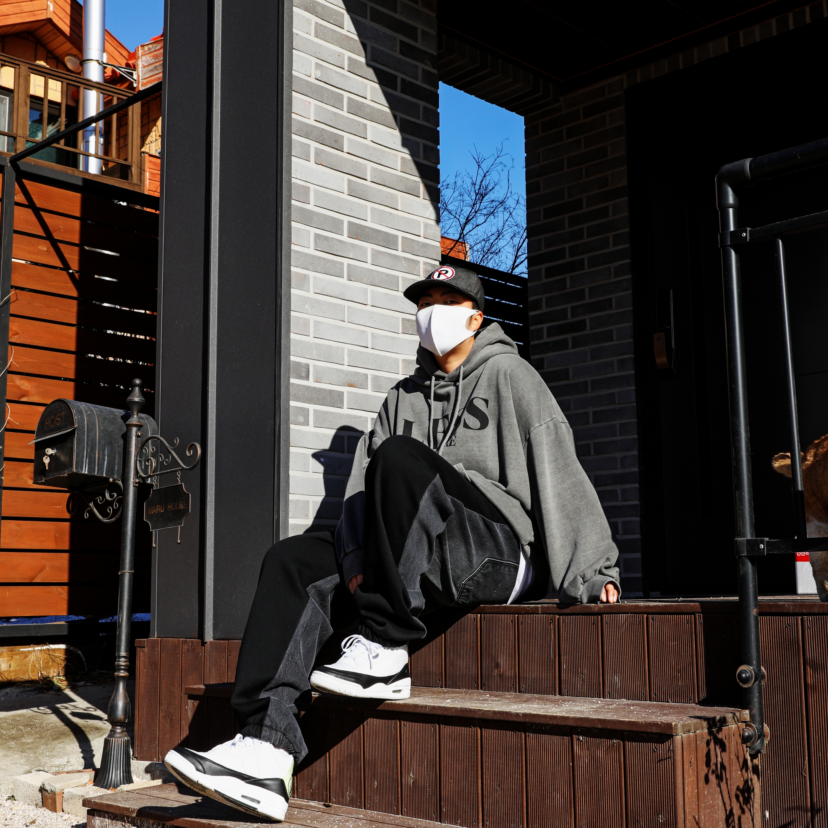 Peaceminusone 5 Panel Ball Cap #1 Blue, Jordan 3 x Fragment Retro SP White Black 착용 스타일 - 3