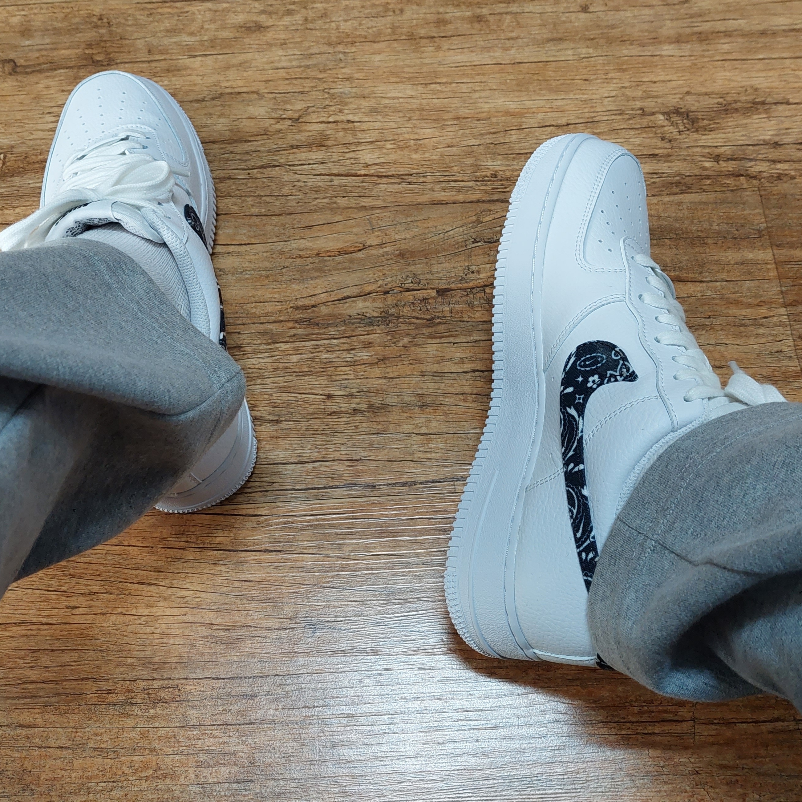 (W) Nike Air Force 1 '07 Essential Paisley Swoosh White Black 착용 스타일