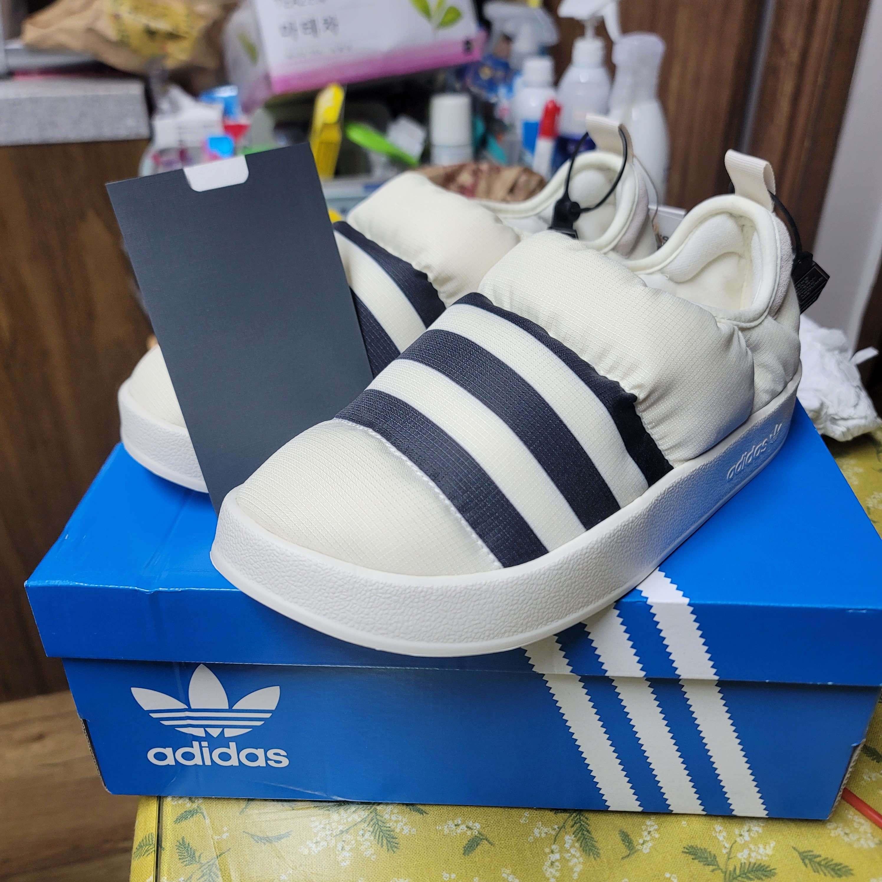 Adidas Puffylette Off White 착용 스타일 - 1
