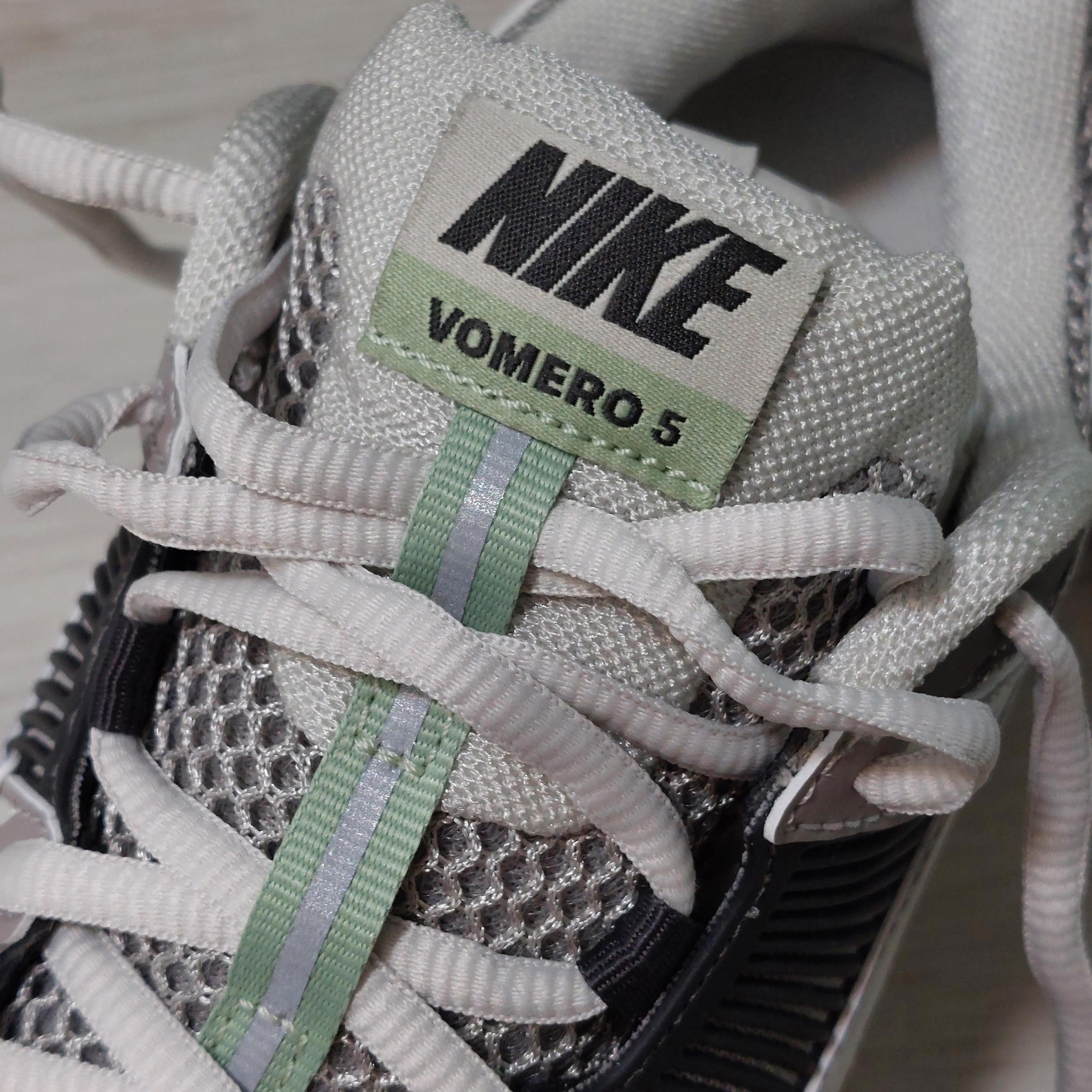 (W) Nike Zoom Vomero 5 Cobblestone and Flat Pewter 착용 스타일
