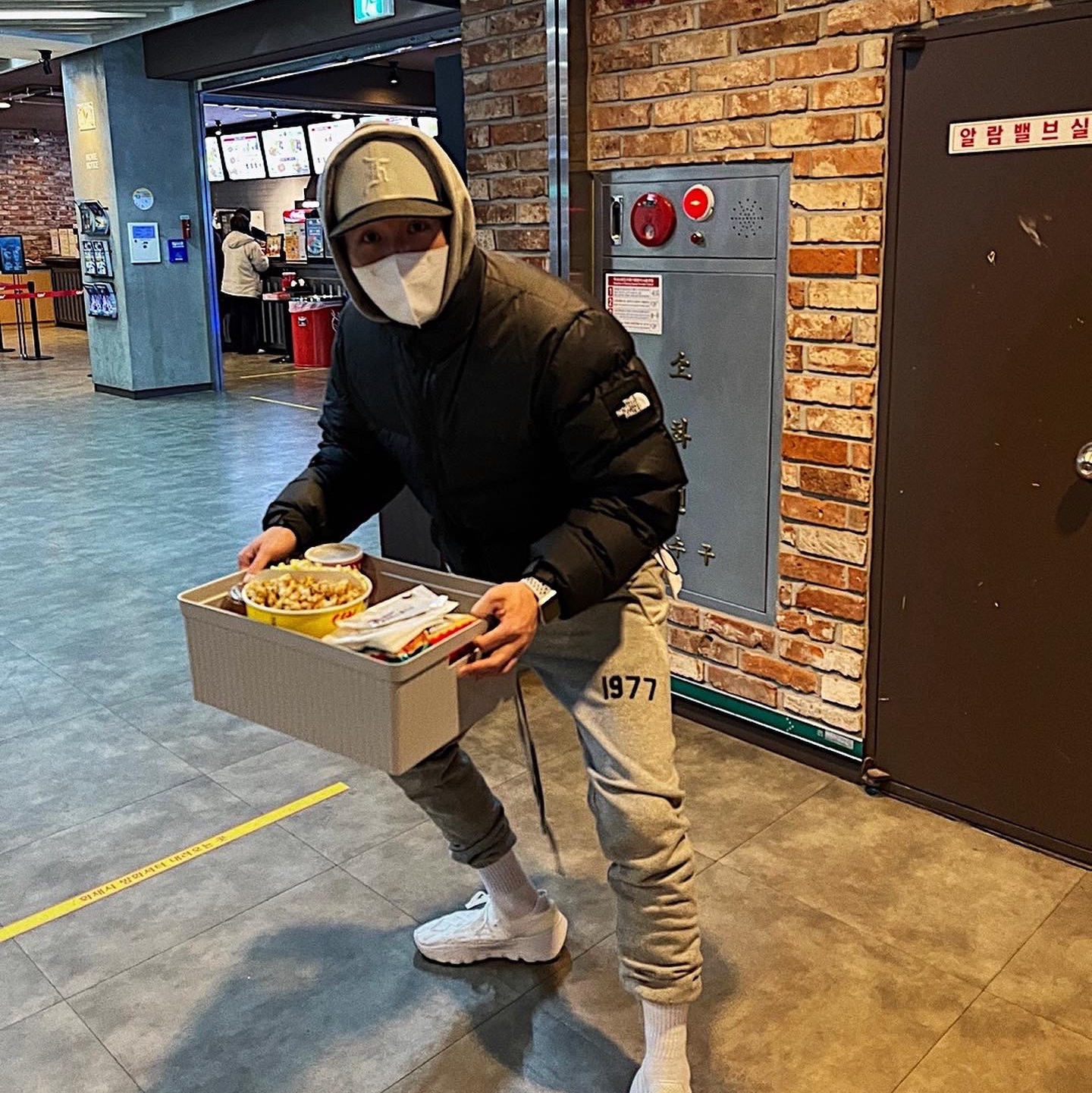 The North Face 1992 Nuptse Jacket Black, Essentials 1977 Hoodie Dark Oatmeal - 22SS 착용 스타일 - 1