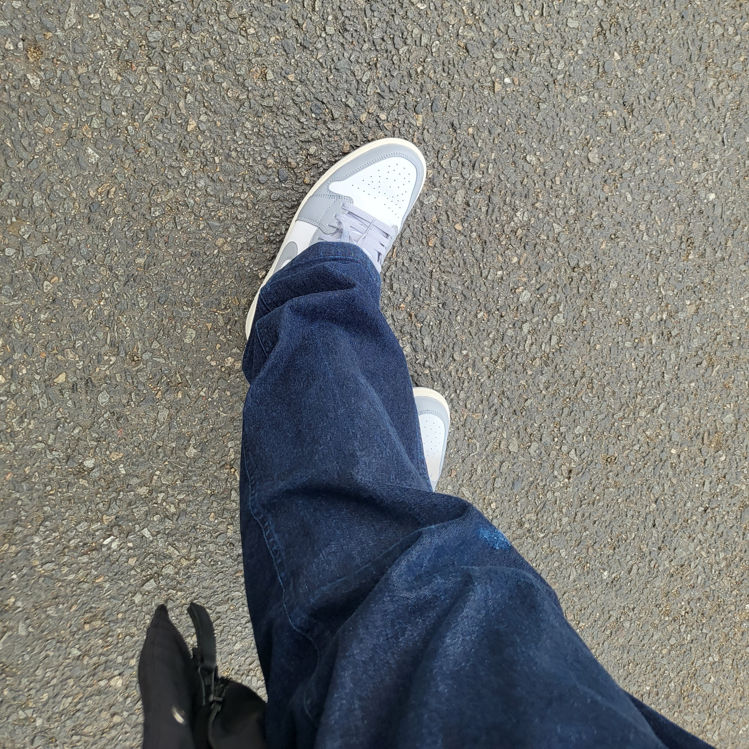 Jordan 1 Low Stealth and White 착용 스타일