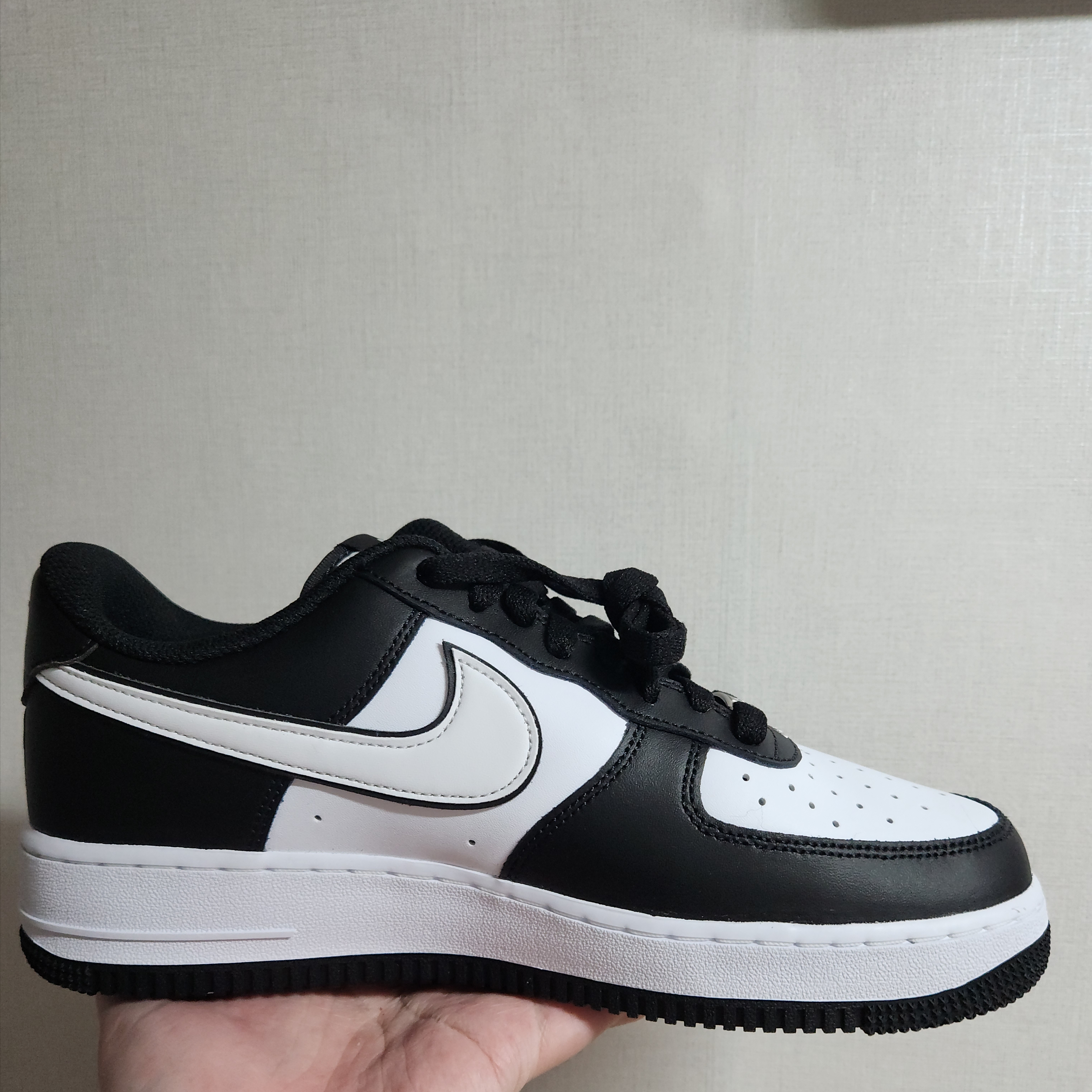 Nike Air Force 1 '07 Black White 착용 스타일 - 2