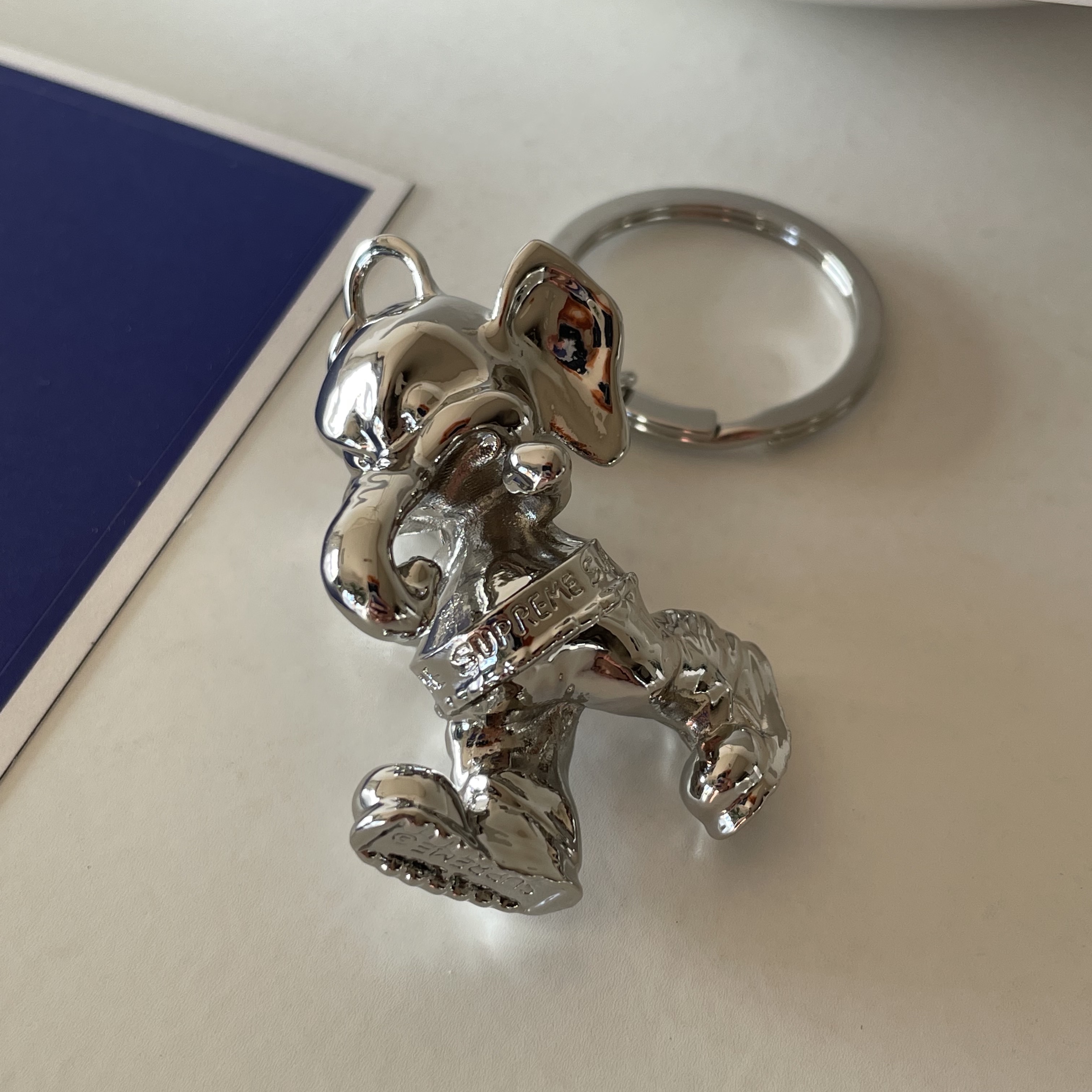 Supreme Elephant Keychain Silver - 22FW 착용 스타일 - 1