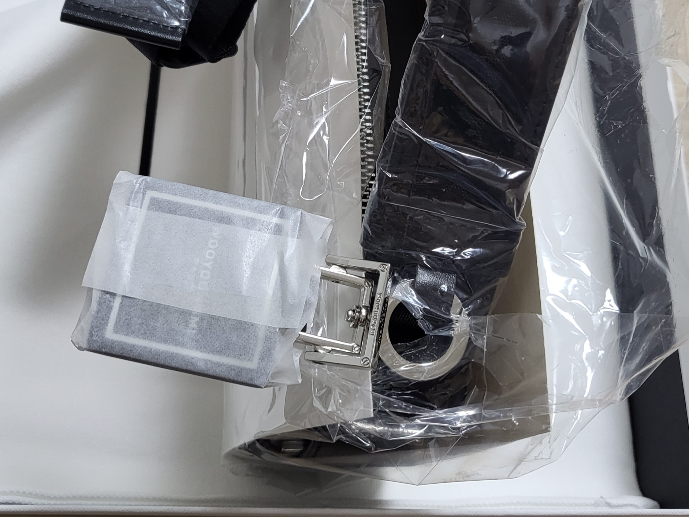 Wooyoungmi Square Mini Bag Black 착용 스타일 - 2