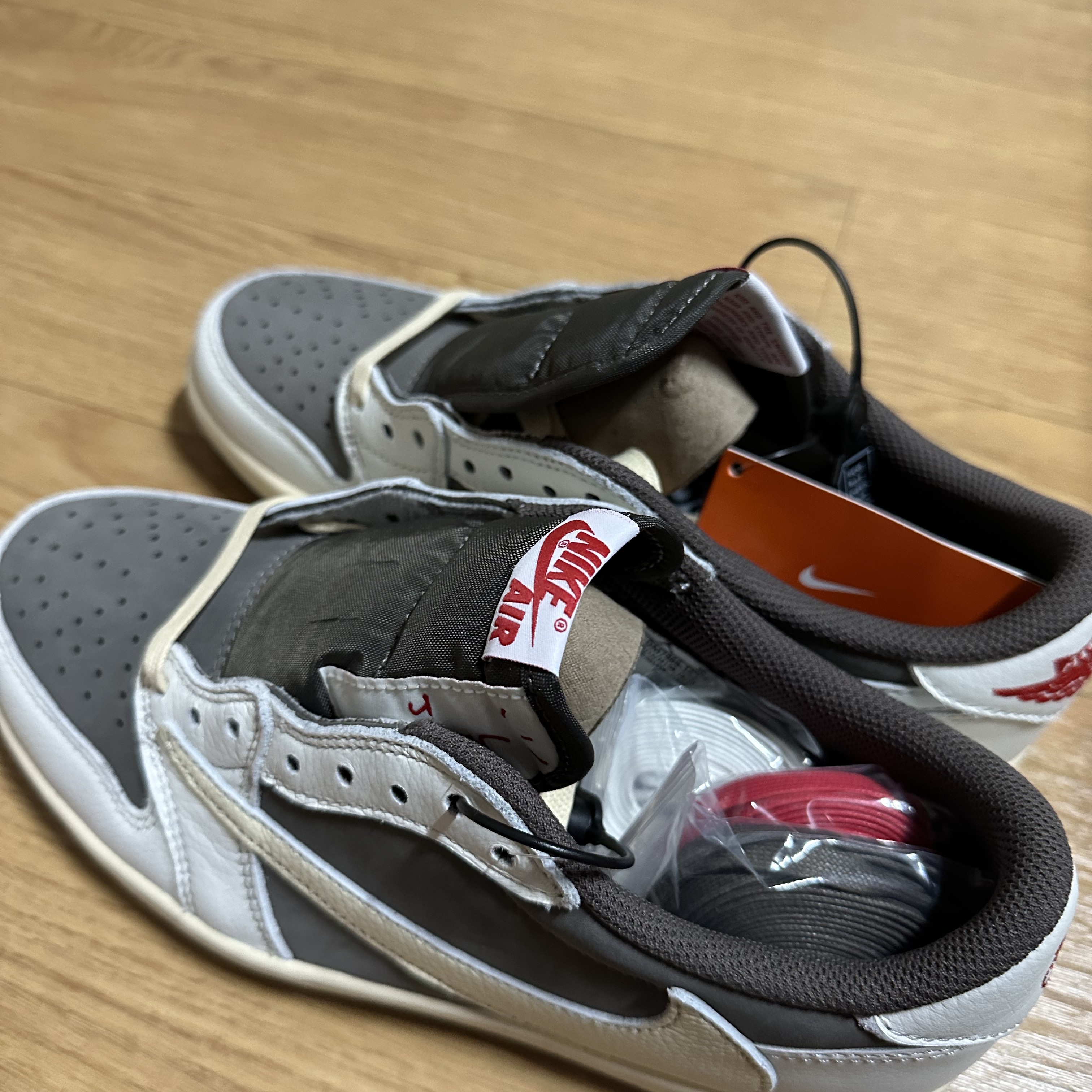 Jordan 1 x Travis Scott Retro Low OG SP Sail and Ridgerock 착용 스타일
