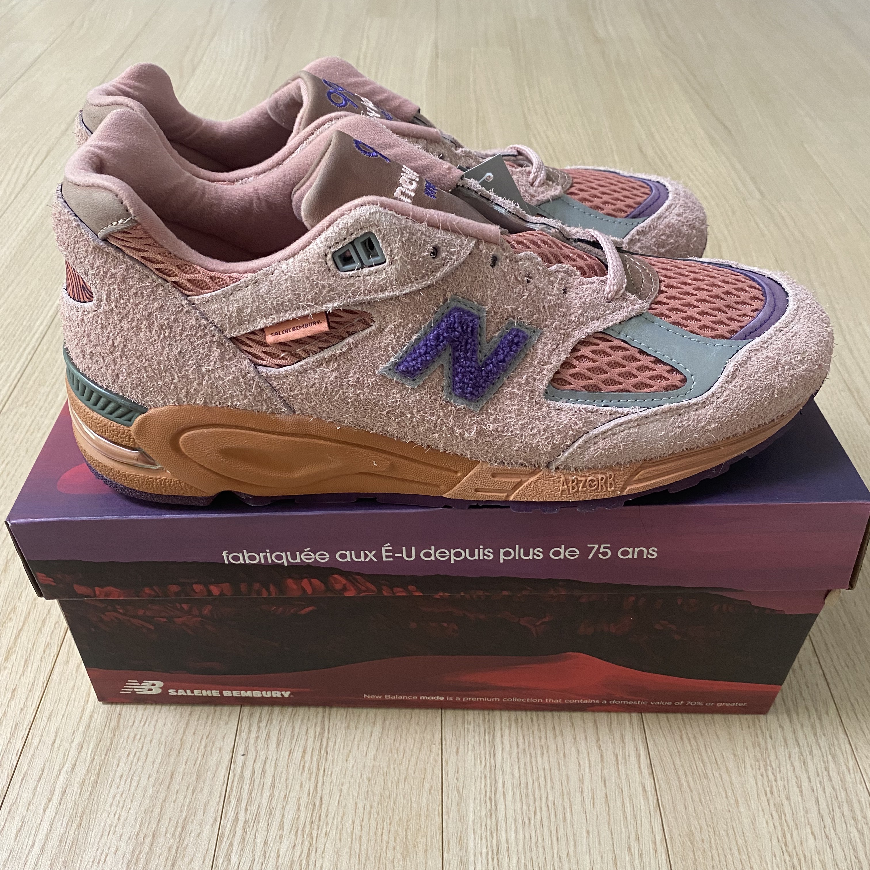 New Balance x Salehe Bembury 990v2 Made in USA Misty Rose 착용 스타일 - 1
