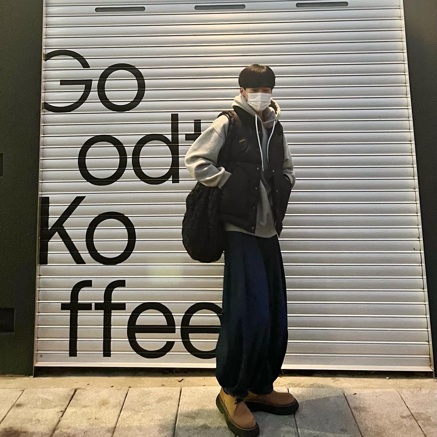 Zara x Ader Error Wide Leg Jeans Blue, COS Quilted Oversized Shoulder Bag Dark Navy 착용 스타일 - 2