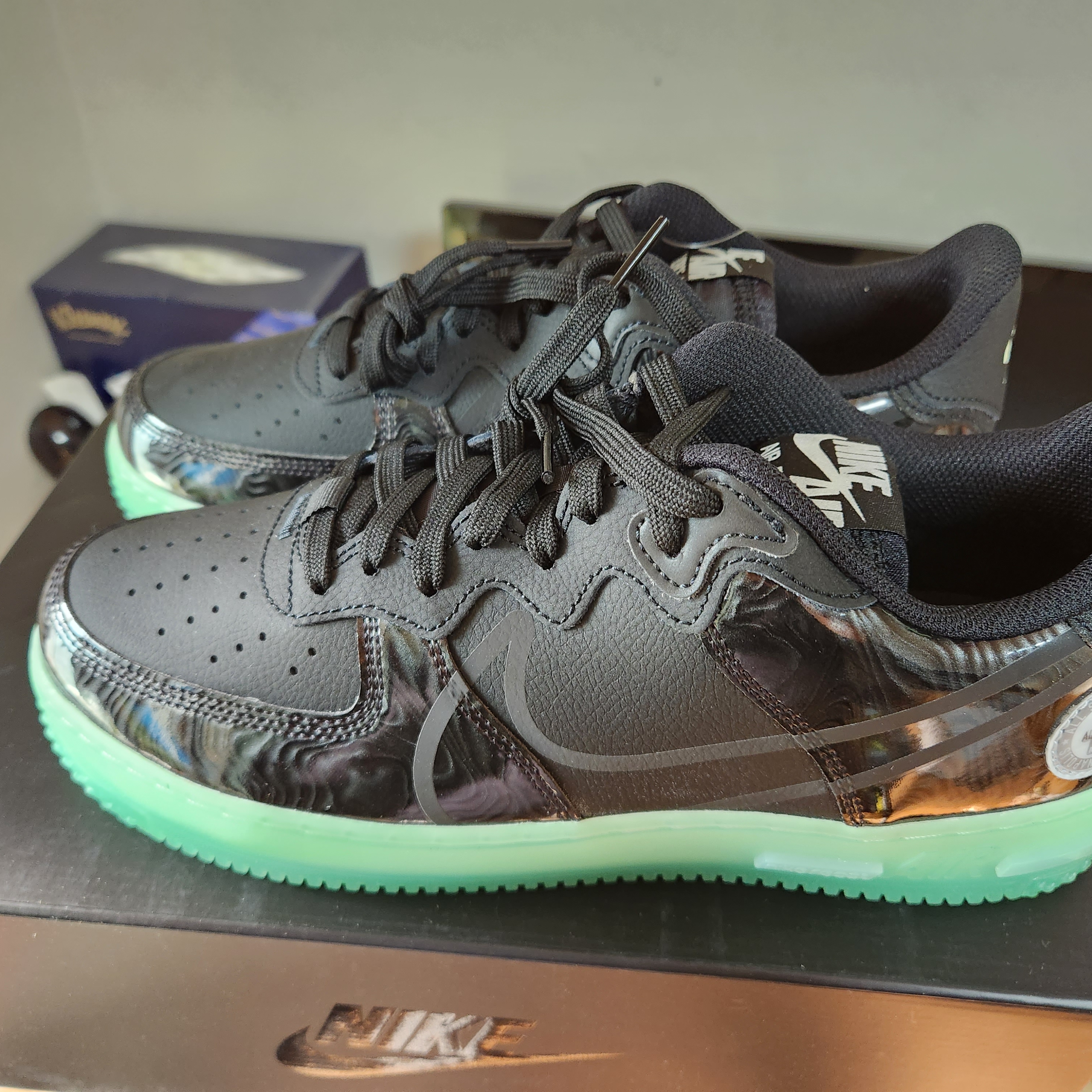 Nike Air Force 1 React LV8 Barely Green 착용 스타일 - 2