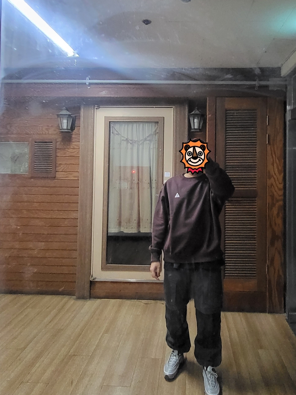 Nike ACG Smith Summit Cargo Pants Dark Smoke Grey - Asia, Nike ACG Therma-Fit Crew Fleece Sweatshirt Earth - Asia 착용 스타일