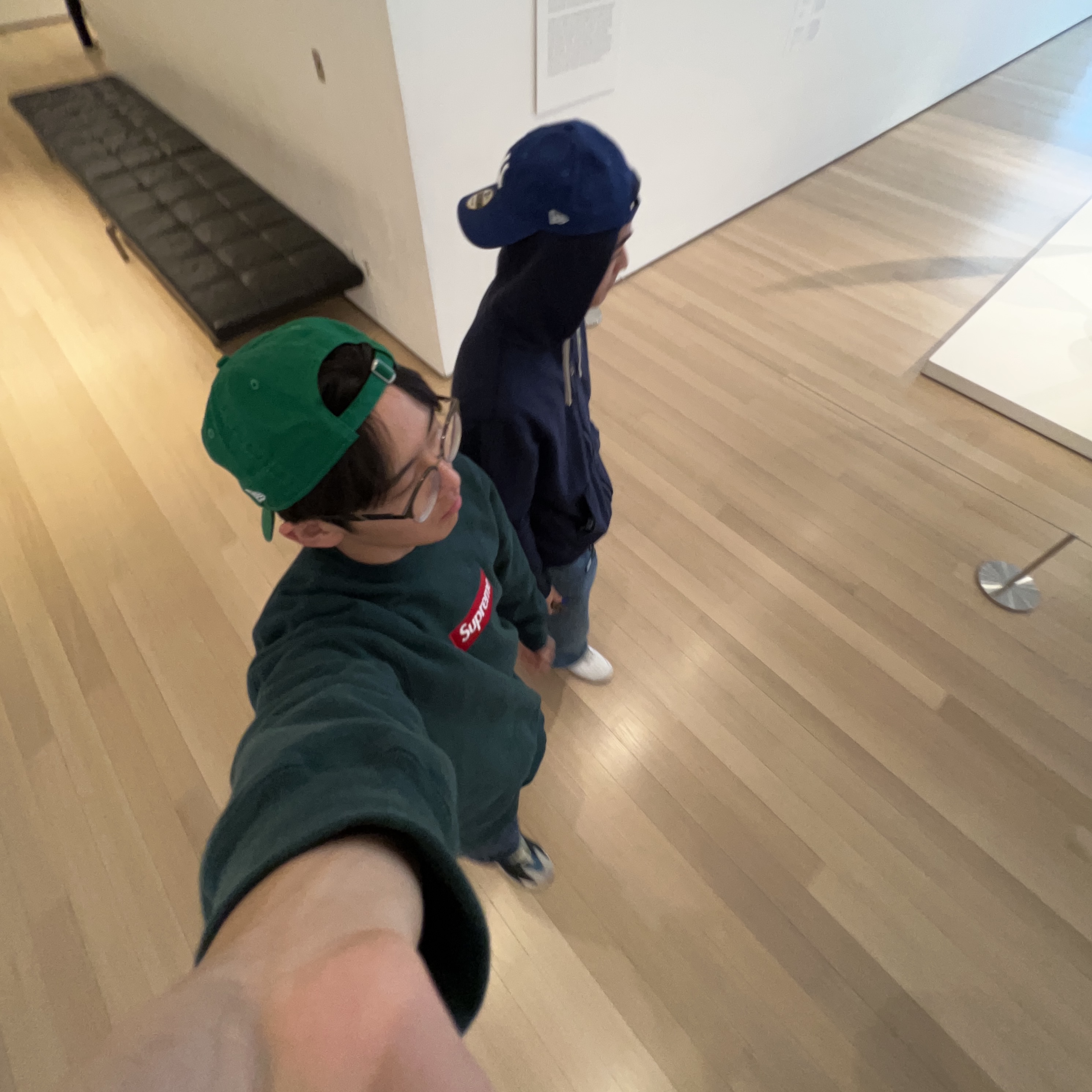 New Era x MoMA New York Yankees Cap Kelly Green 착용 스타일 - 3
