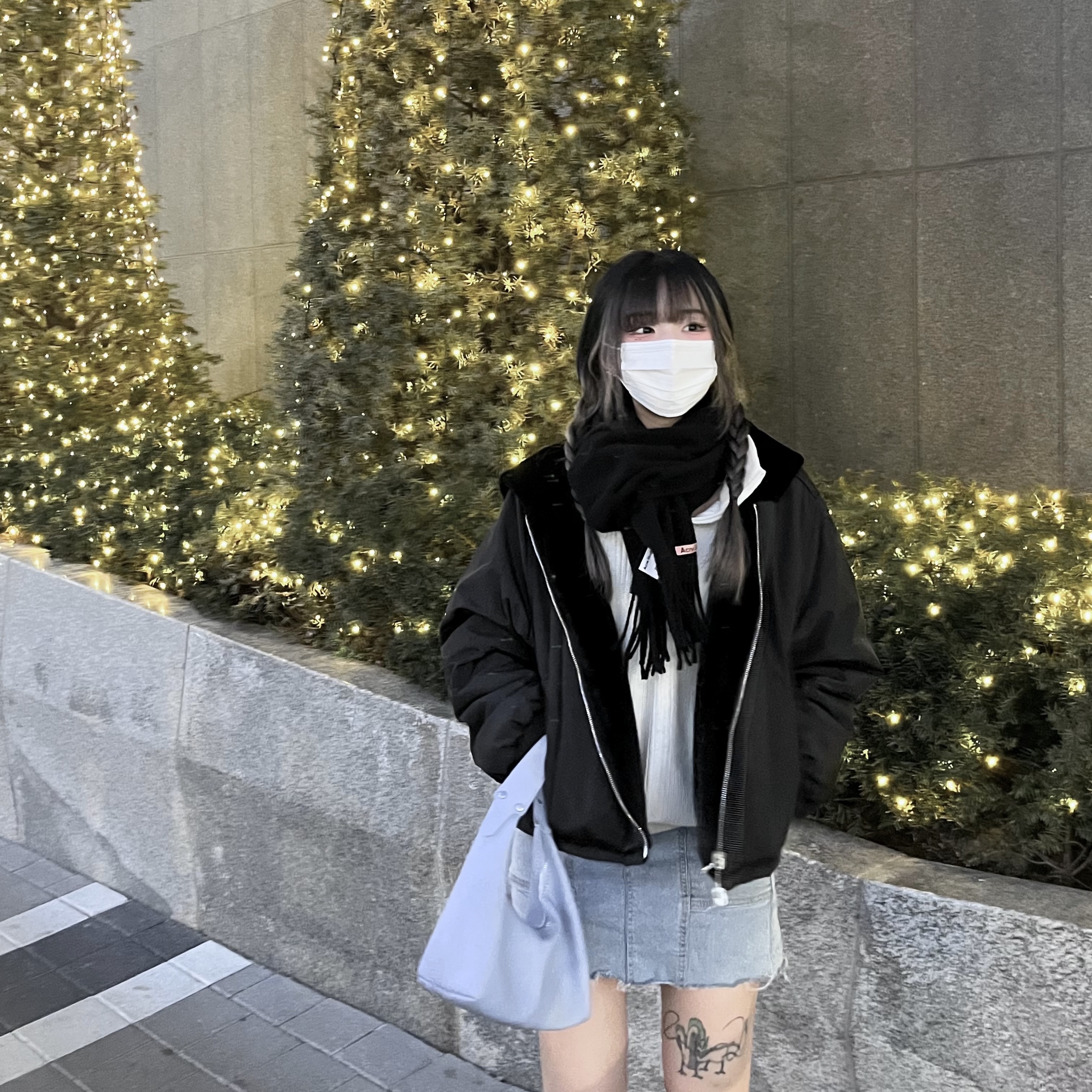 Acne Studios Narrow Wool Fringe Muffler Black 착용 스타일 - 1