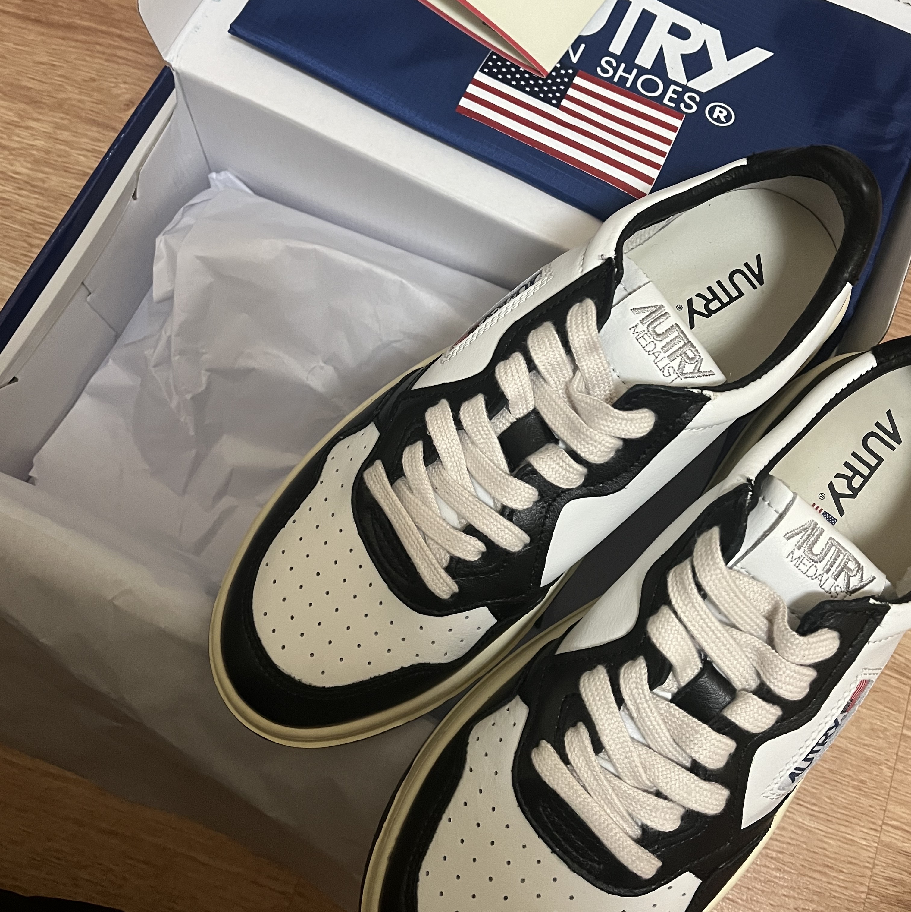 Autry Medalist Low Leather Sneakers Black White 착용 스타일 - 2