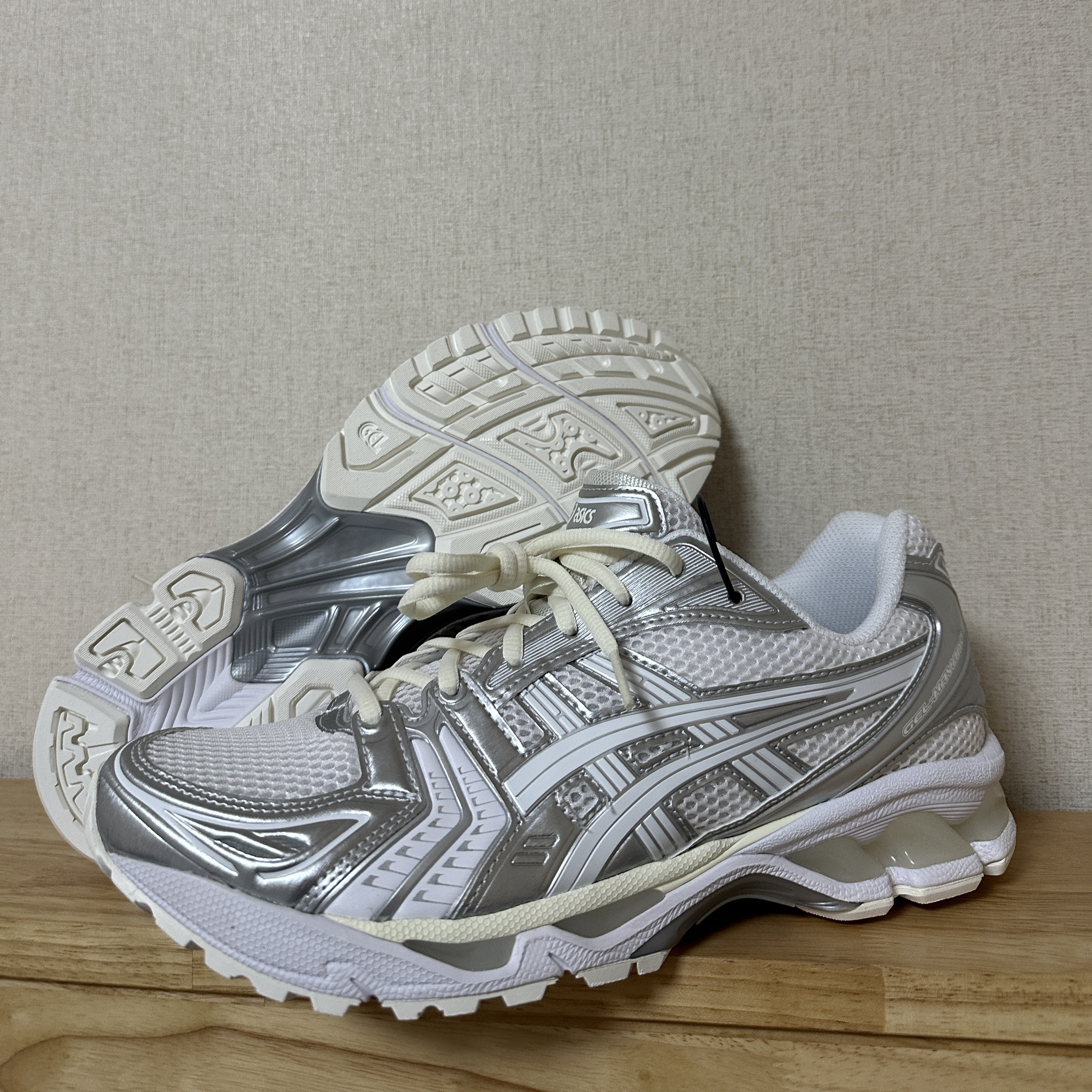 Asics x JJJJound Gel-Kayano 14 Silver White 착용 스타일 - 2