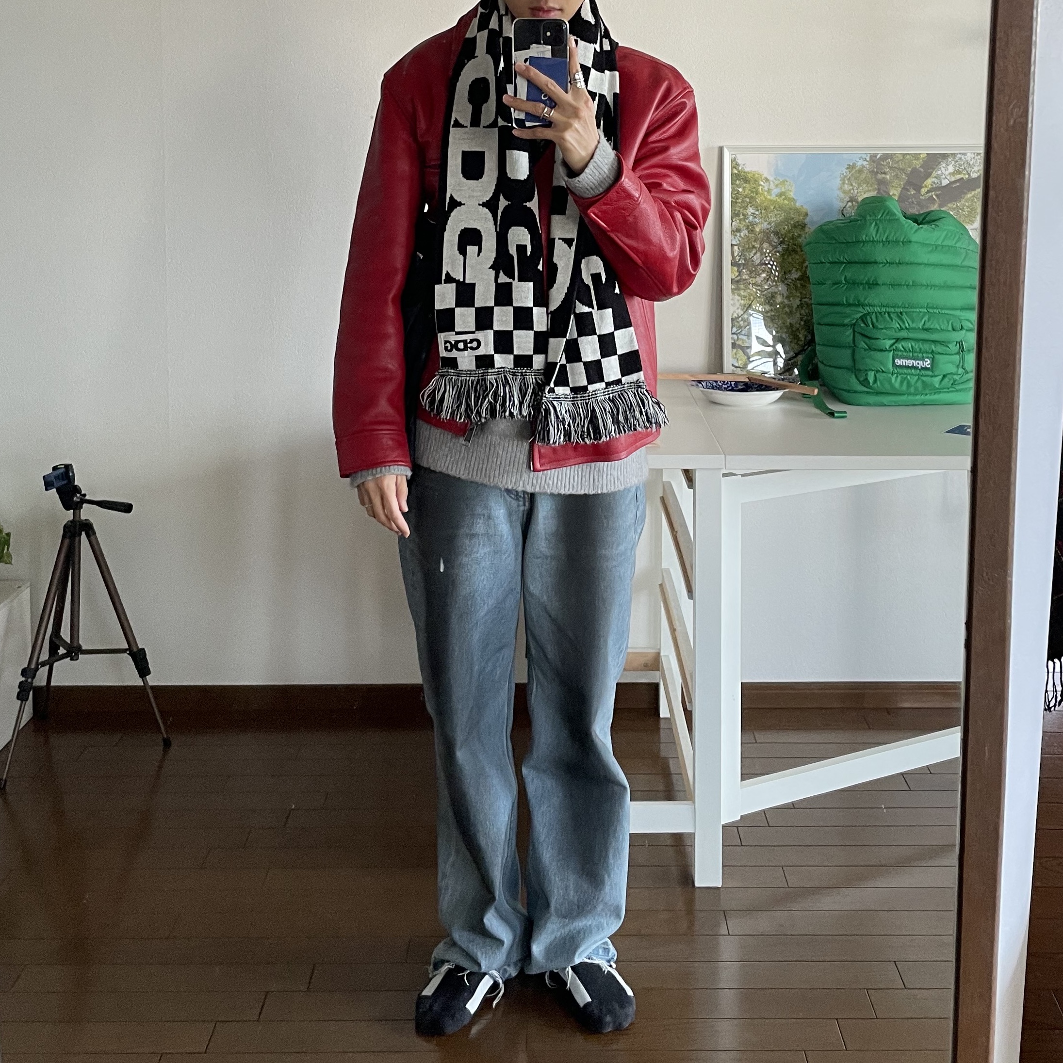 CDG Logo Check Muffler White Black 착용 스타일 - 2
