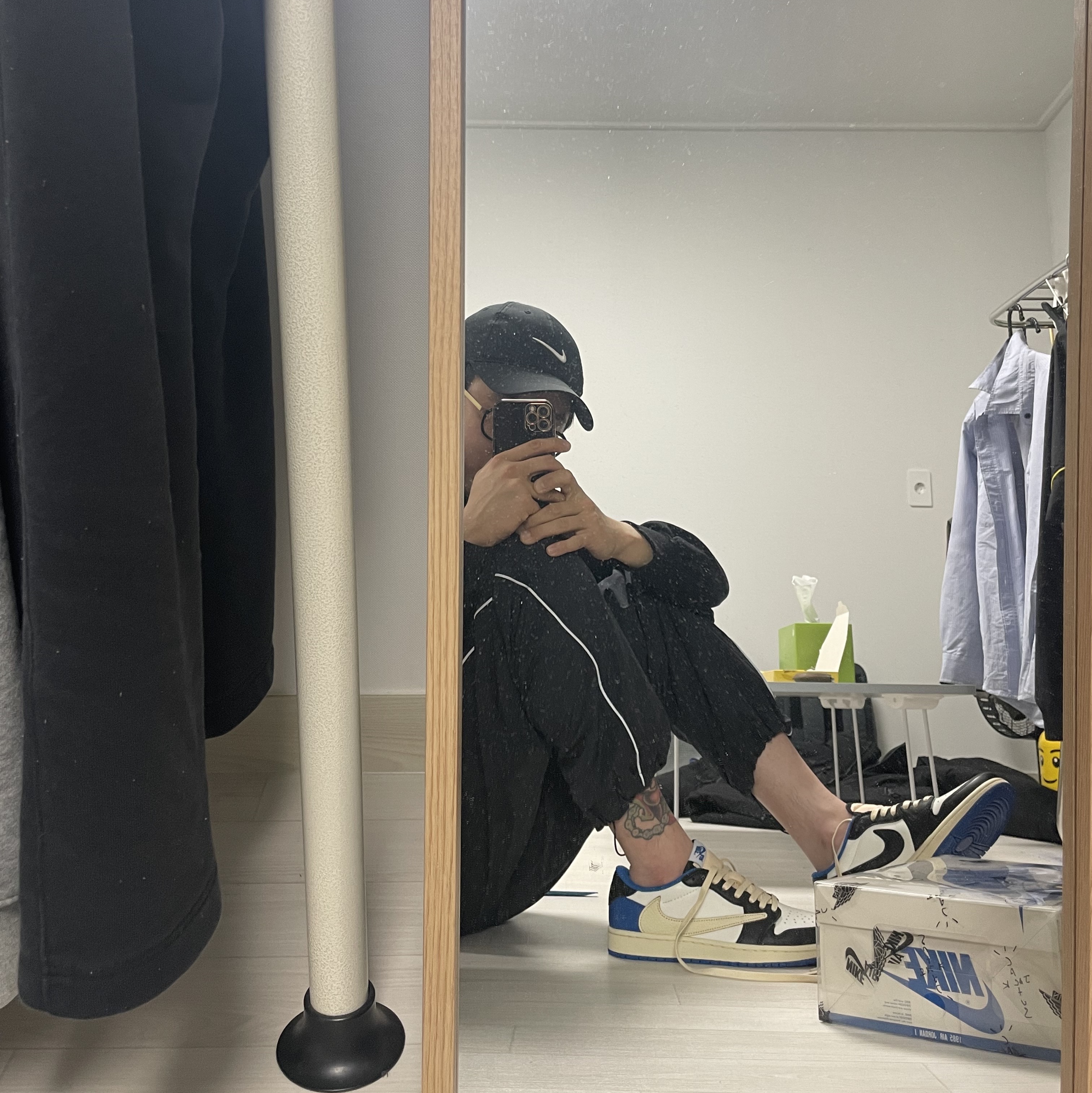 Jordan 1 x Travis Scott x Fragment Retro Low OG SP Military Blue 착용 스타일 - 1