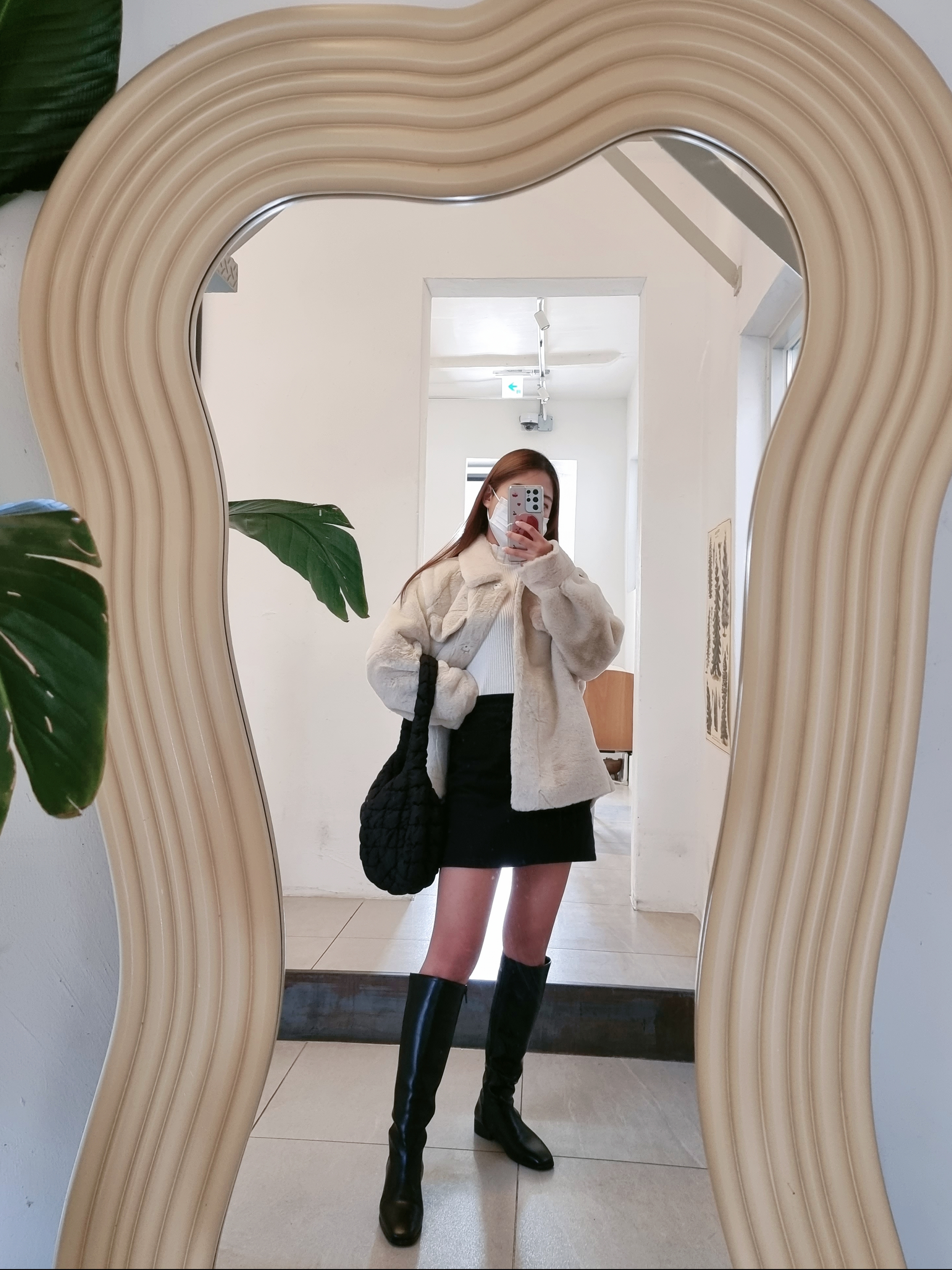 COS Quilted Mini Bag Black 착용 스타일 - 1