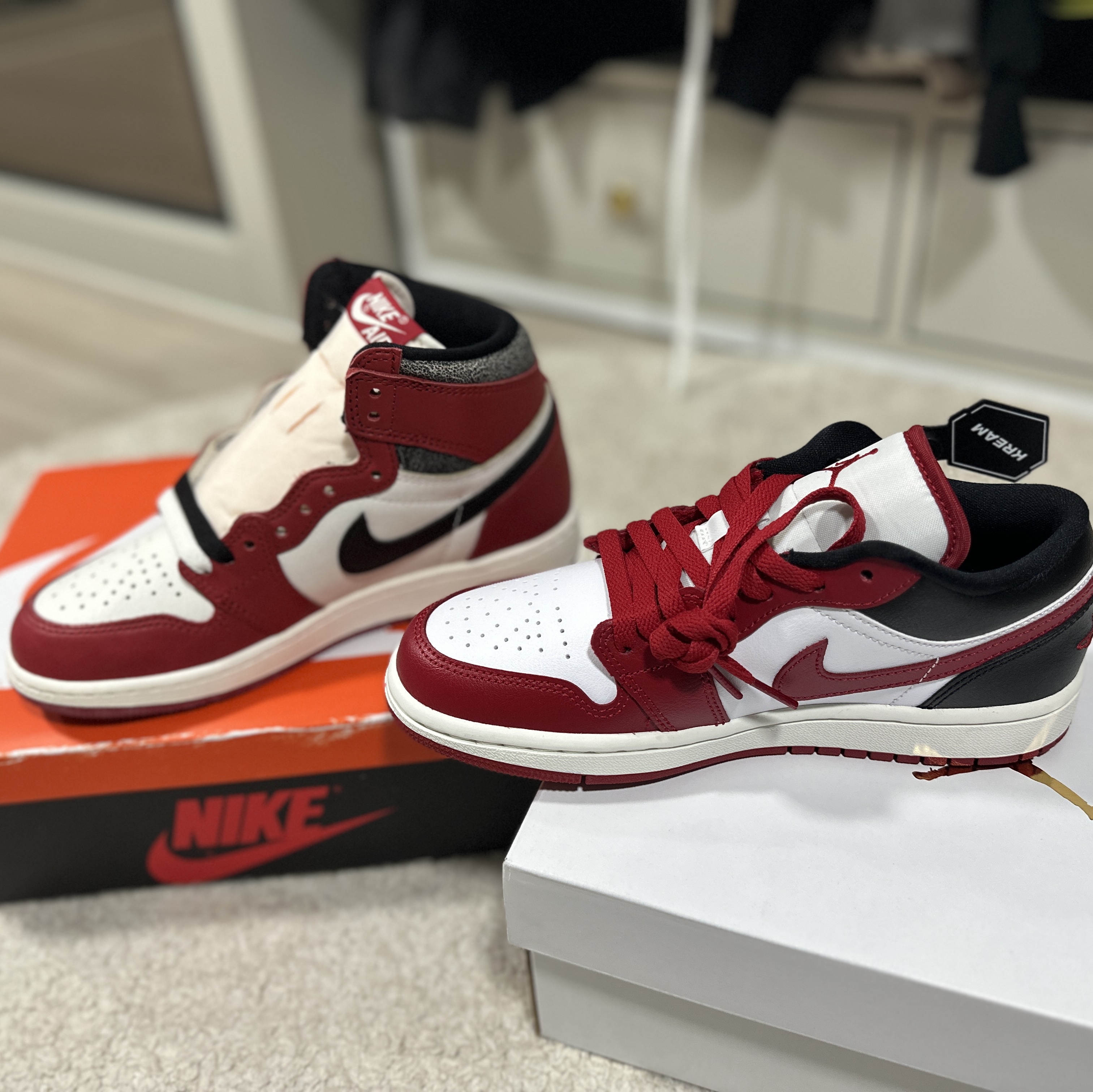 (W) Jordan 1 Low White Gym Red, (GS) Jordan 1 Retro High OG Chicago 2022 착용 스타일