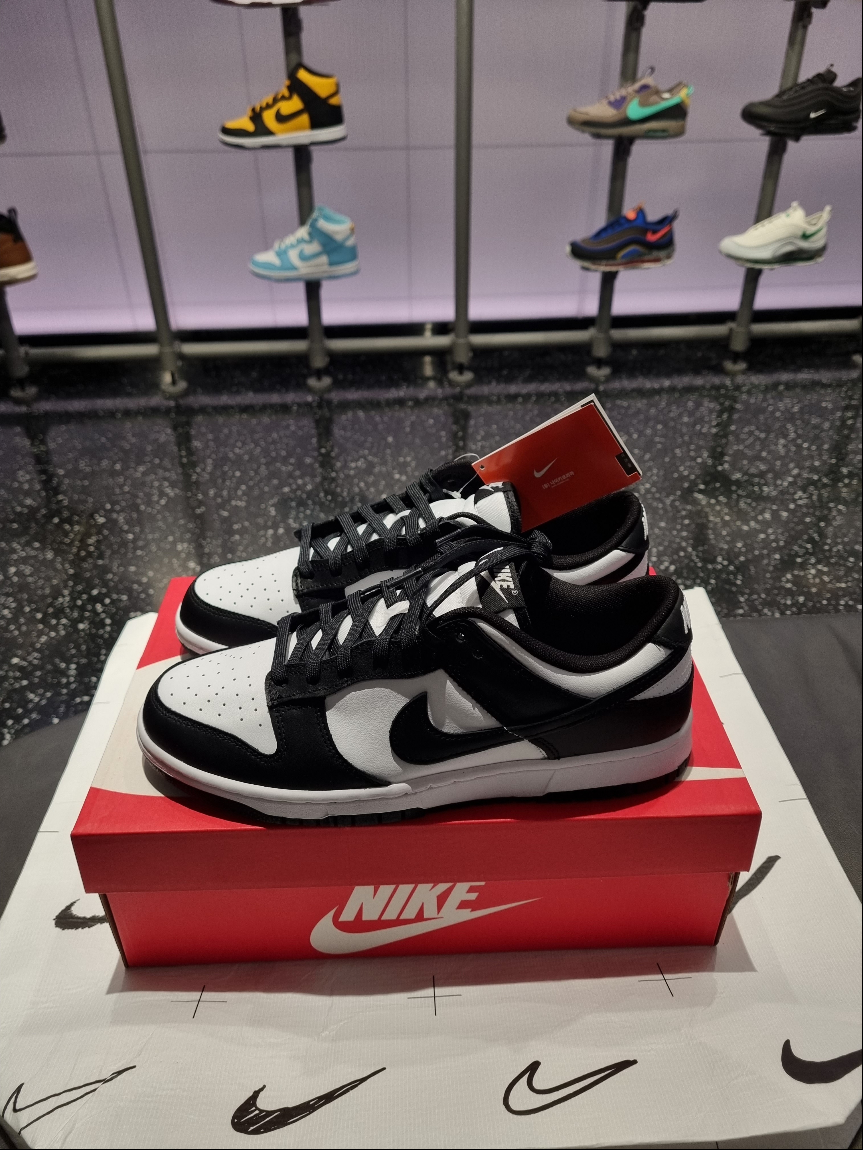 Nike x Sacai x Fragment LDWaffle Blackened Blue, The North Face 1992 Nuptse Jacket Black 착용 스타일 - 3
