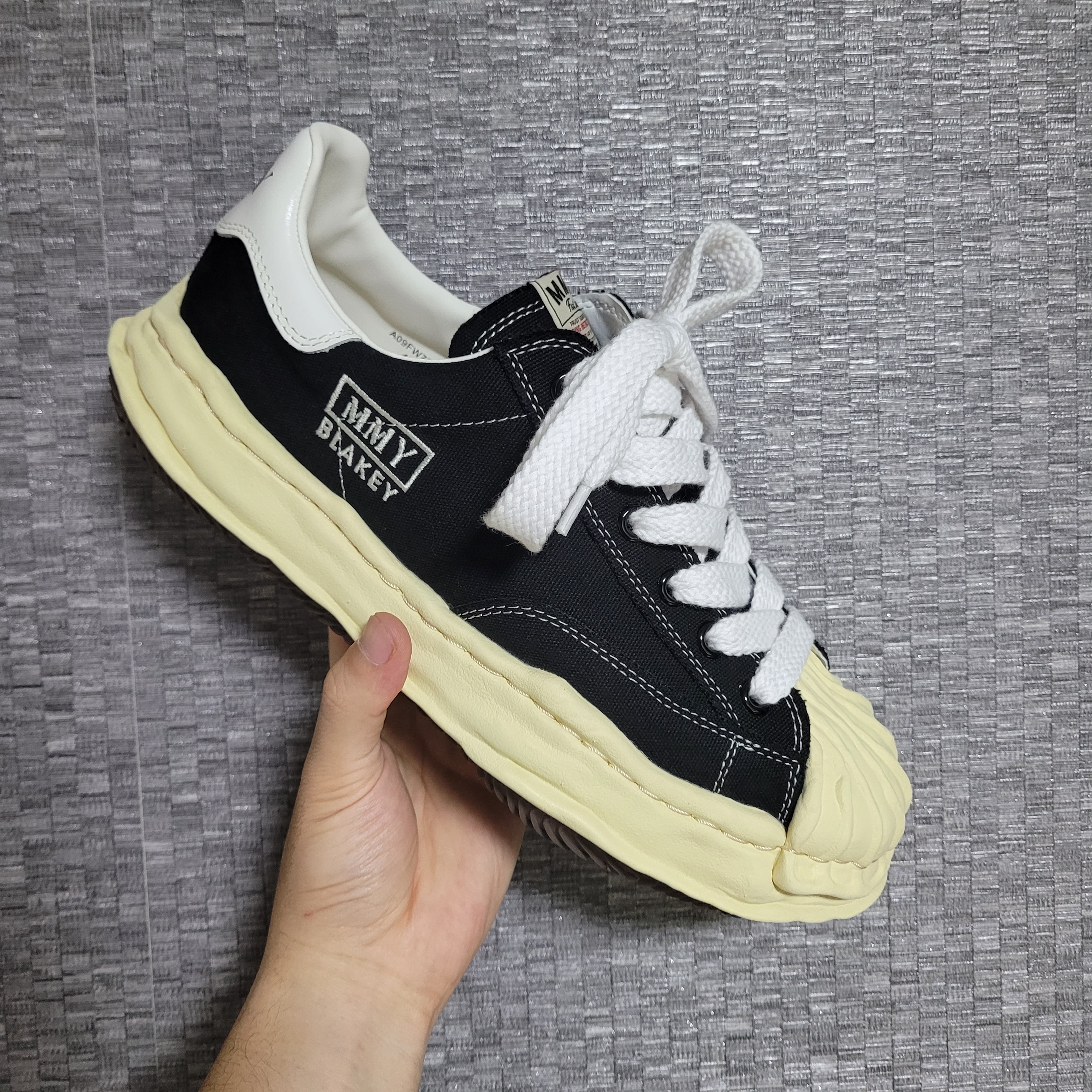 Maison Mihara Yasuhiro Blakey VL OG Sole Canvas Low-top Sneakers Black 착용 스타일