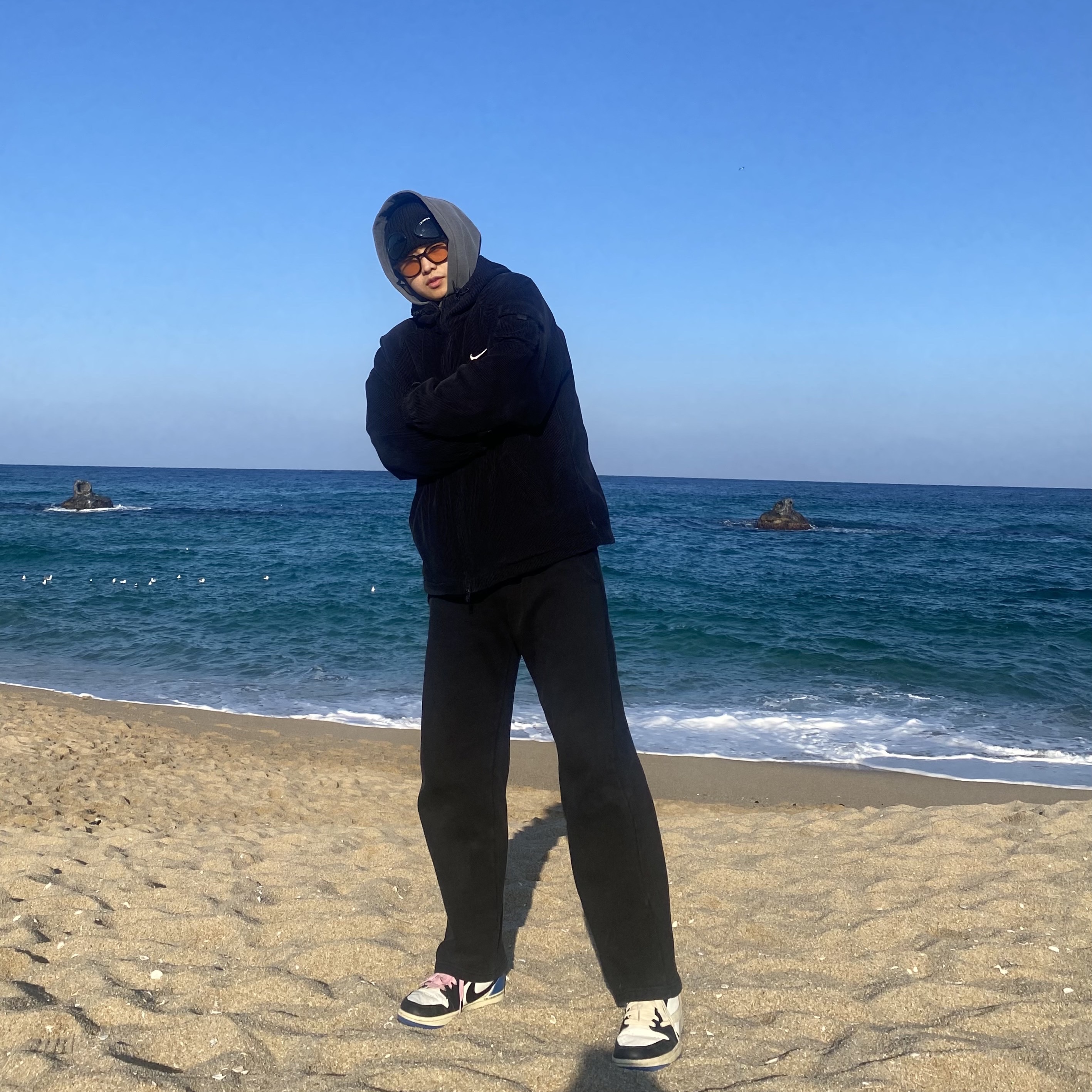 C.P. Company Extra Fine Merino Wool Goggle Beanie Black, IAB Studio Pigment Hoodie & Sack Black 착용 스타일
