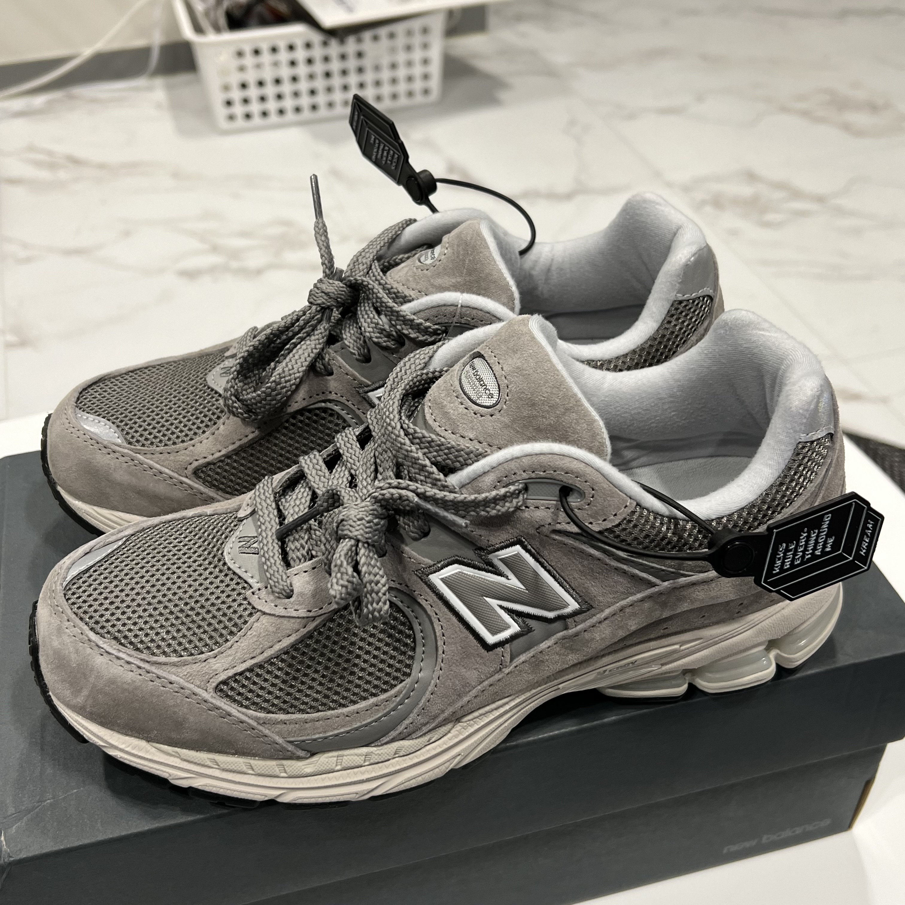 New Balance 2002R Grey 착용 스타일