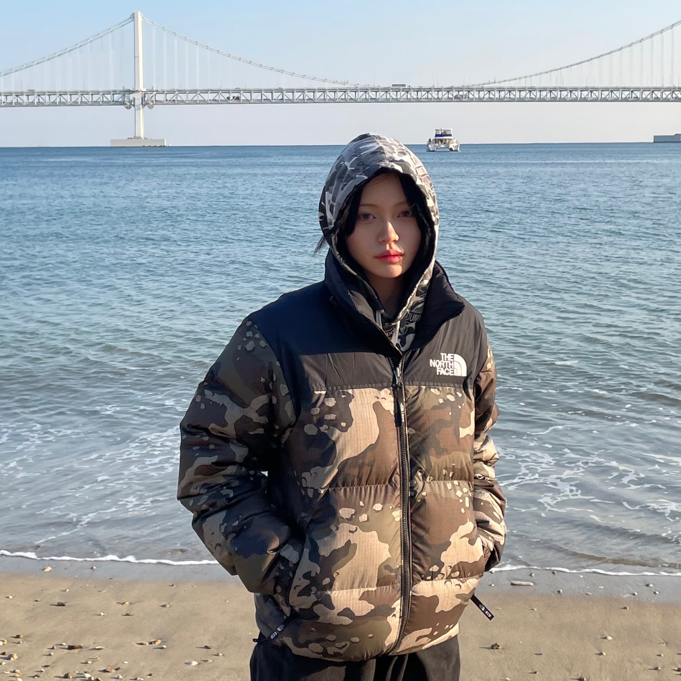 The North Face 1996 Novelty Nuptse Jacket Woodland Camo 착용 스타일 - 3