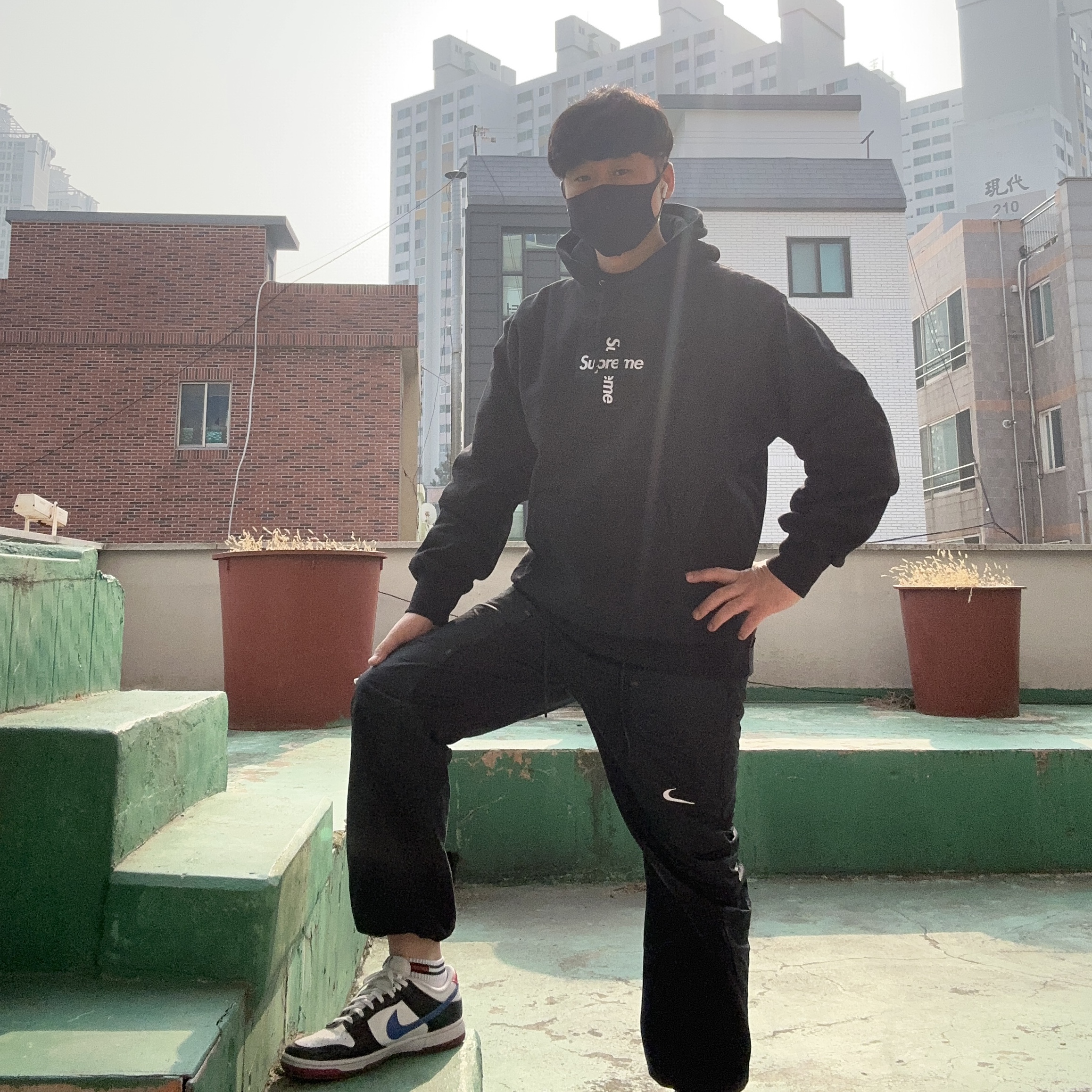 Supreme Cross Box Logo Hooded Sweatshirt Black - 20FW, Nike x Off-White NRG Track Pants Black - Asia 착용 스타일