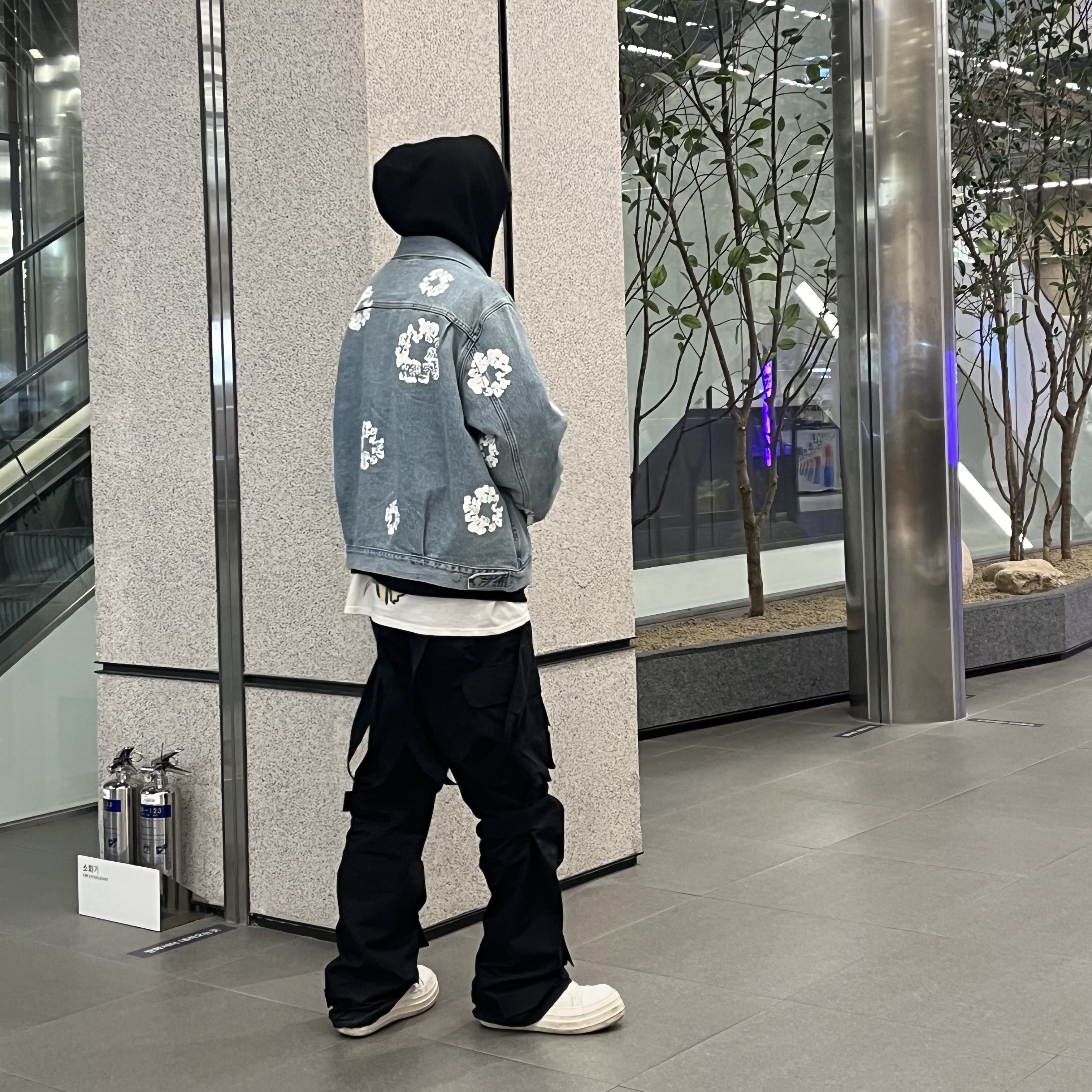 Balenciaga x Crocs Rubber Boot Black, Nike x Drake Nocta Puffer Jacket University Gold - Asia 착용 스타일 - 4