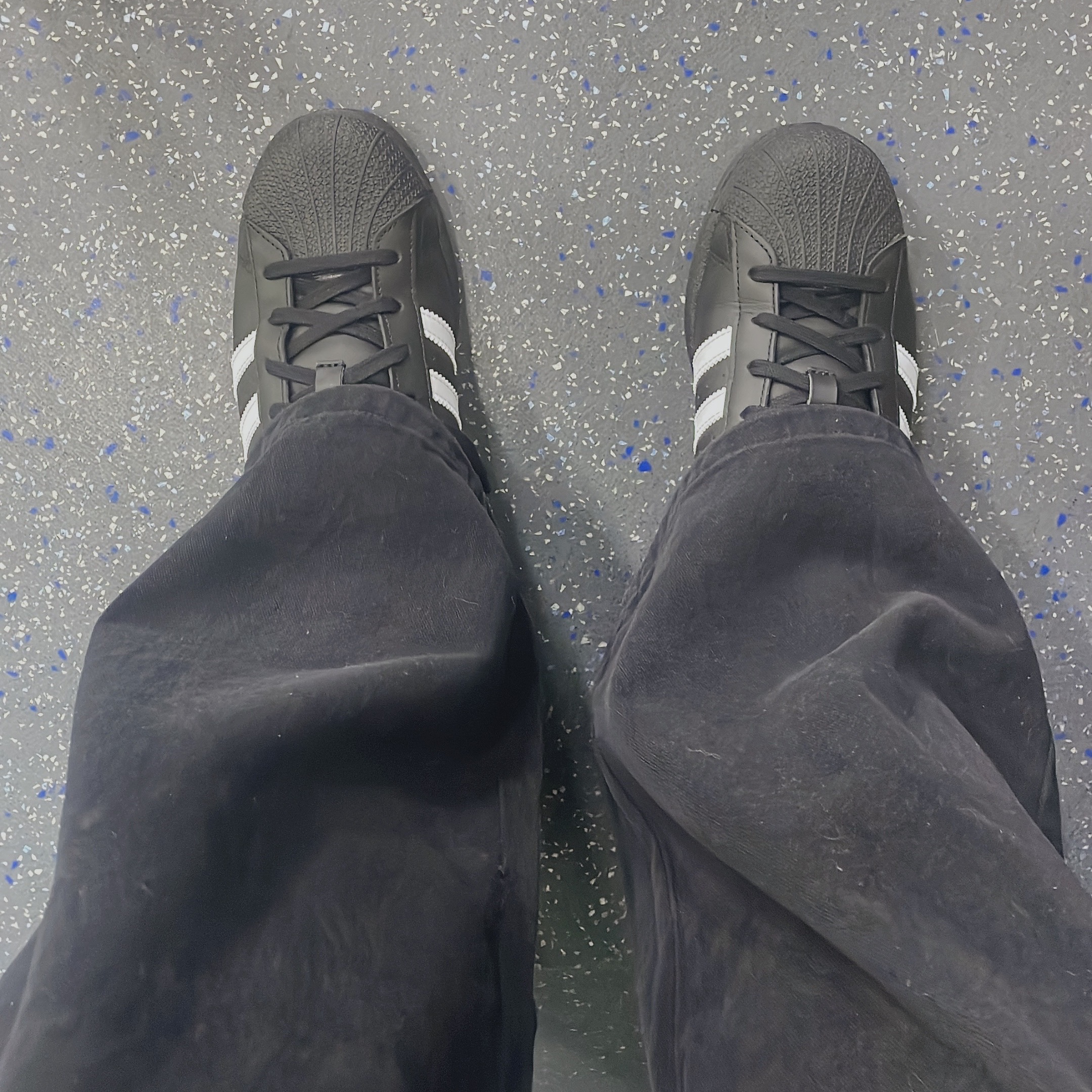 Adidas Superstar Core Black White 착용 스타일