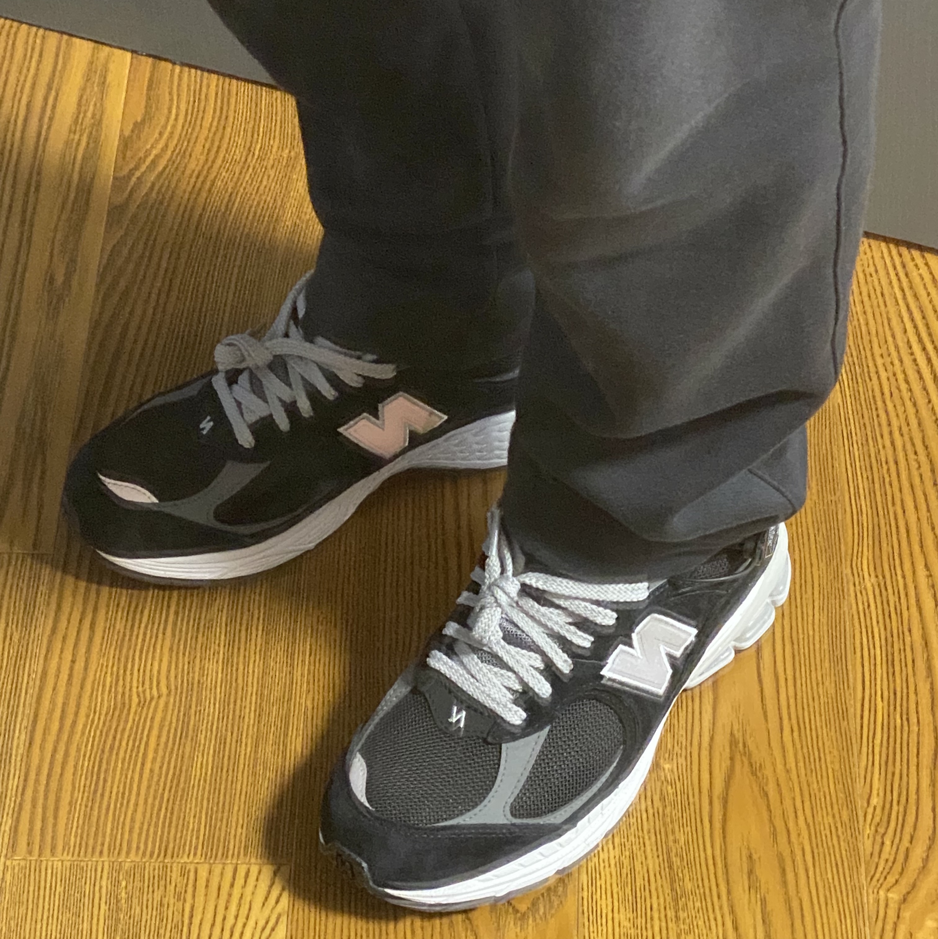 New Balance 2002R Gore-Tex Black Silver Metalic 착용 스타일 - 4