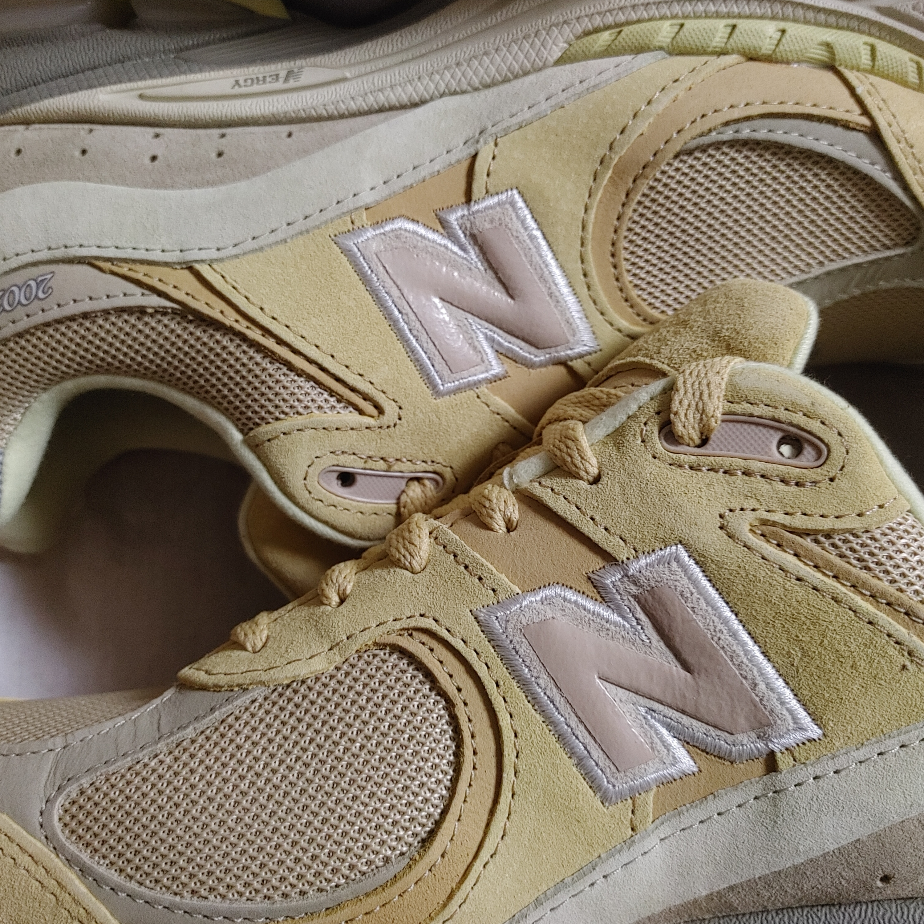 New Balance x Auralee 2002R Yellow Beige 착용 스타일