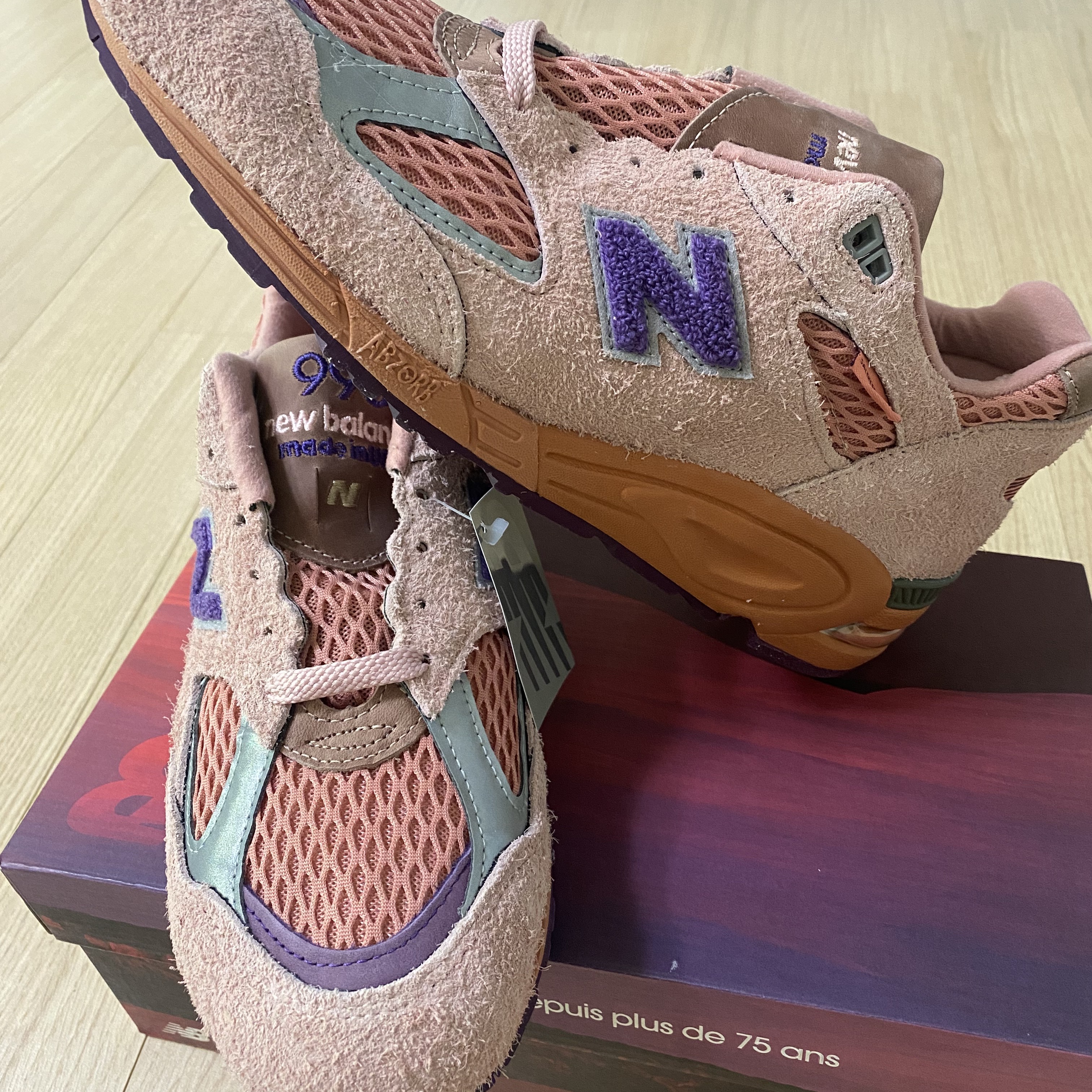 New Balance x Salehe Bembury 990v2 Made in USA Misty Rose 착용 스타일 - 2