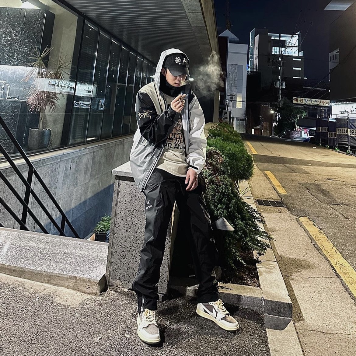 Jordan 1 x Travis Scott Retro Low OG SP Sail and Ridgerock, Arc'teryx x Beams Dimensions Beta Jacket Multi 착용 스타일